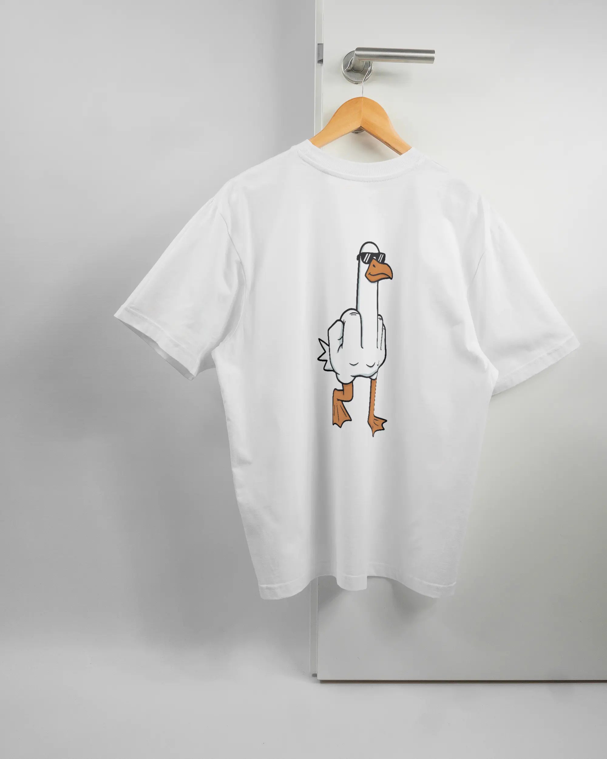 Rückseite des Basic Unisex T-Shirt Oversized von Maondo mit dem Design I give a duck in der Farbe White und in der Größe S auf einem Bügel an der Türklinke aufgehängt