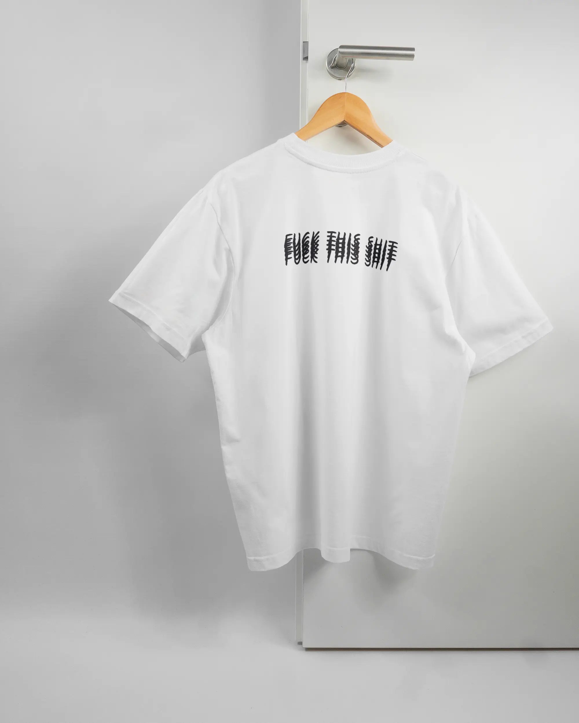 Rückseite des Basic Unisex T-Shirt Oversized von Maondo mit dem Design Hidden Message in der Farbe White und in der Größe S auf einem Bügel an der Türklinke aufgehängt