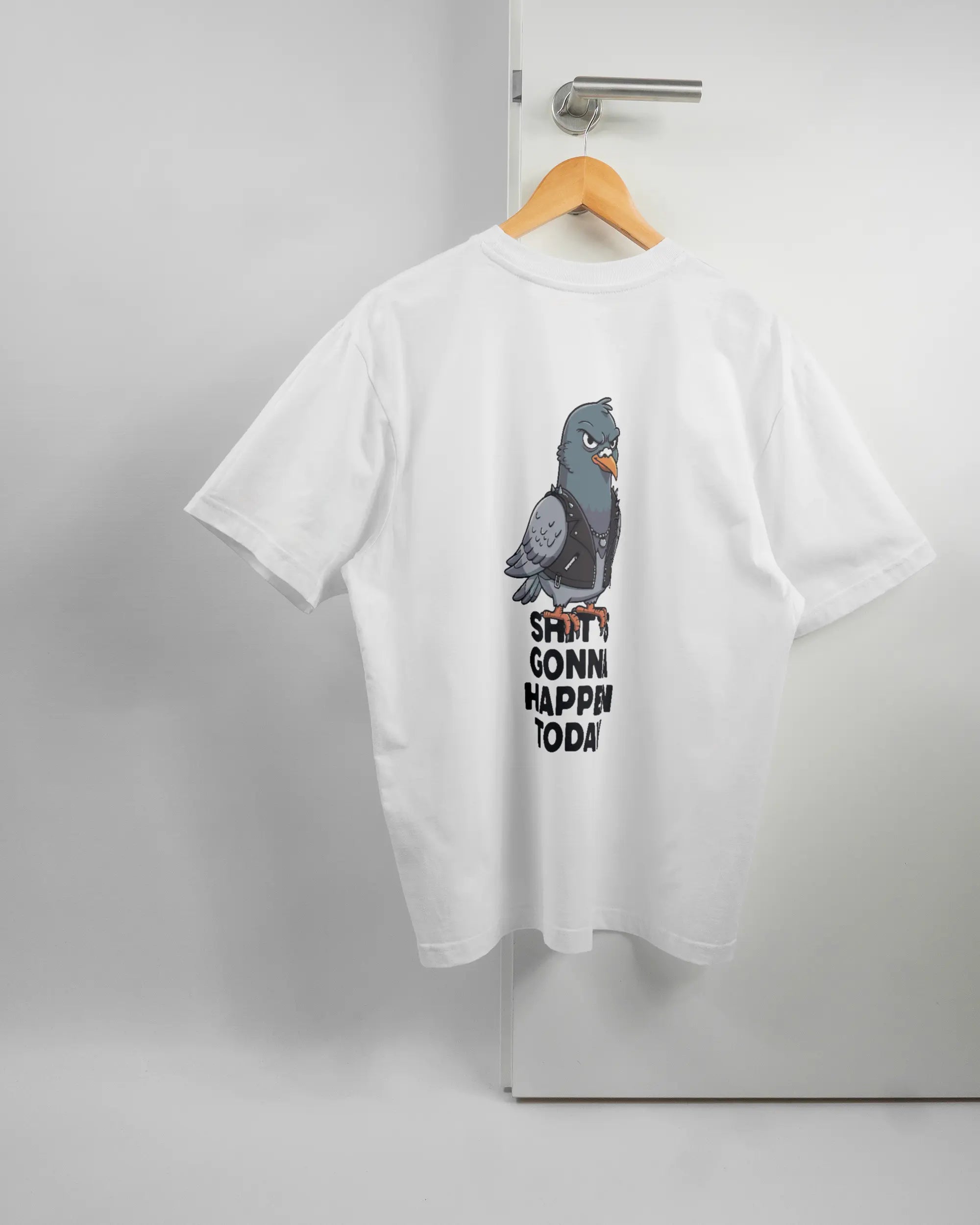 Rückseite des Basic Unisex T-Shirt Oversized von Maondo mit dem Design Pigeon Pun in der Farbe White und in der Größe S auf einem Bügel an der Türklinke aufgehängt