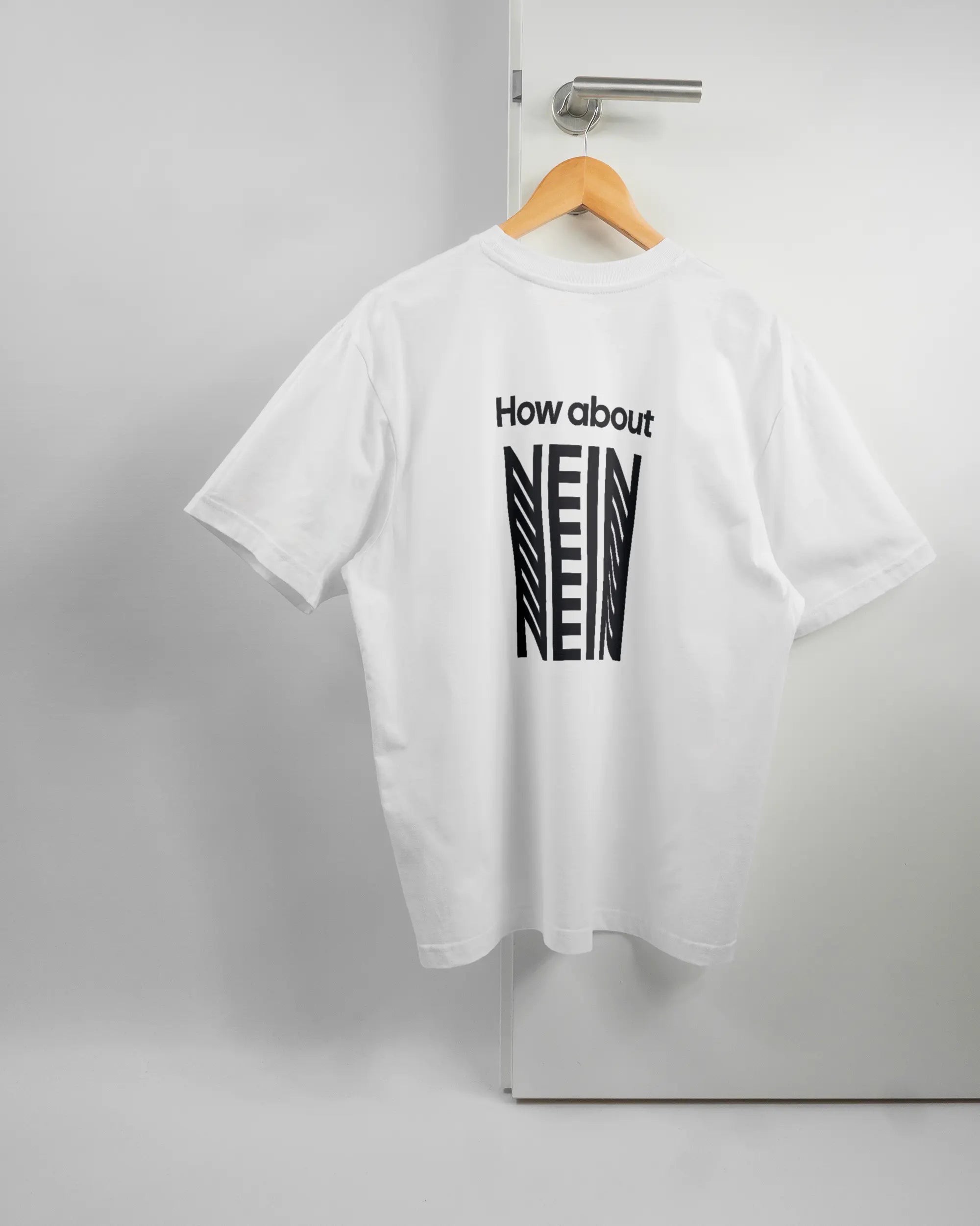 Rückseite des Basic Unisex T-Shirt Oversized von Maondo mit dem Design How about nein in der Farbe White und in der Größe S auf einem Bügel an der Türklinke aufgehängt
