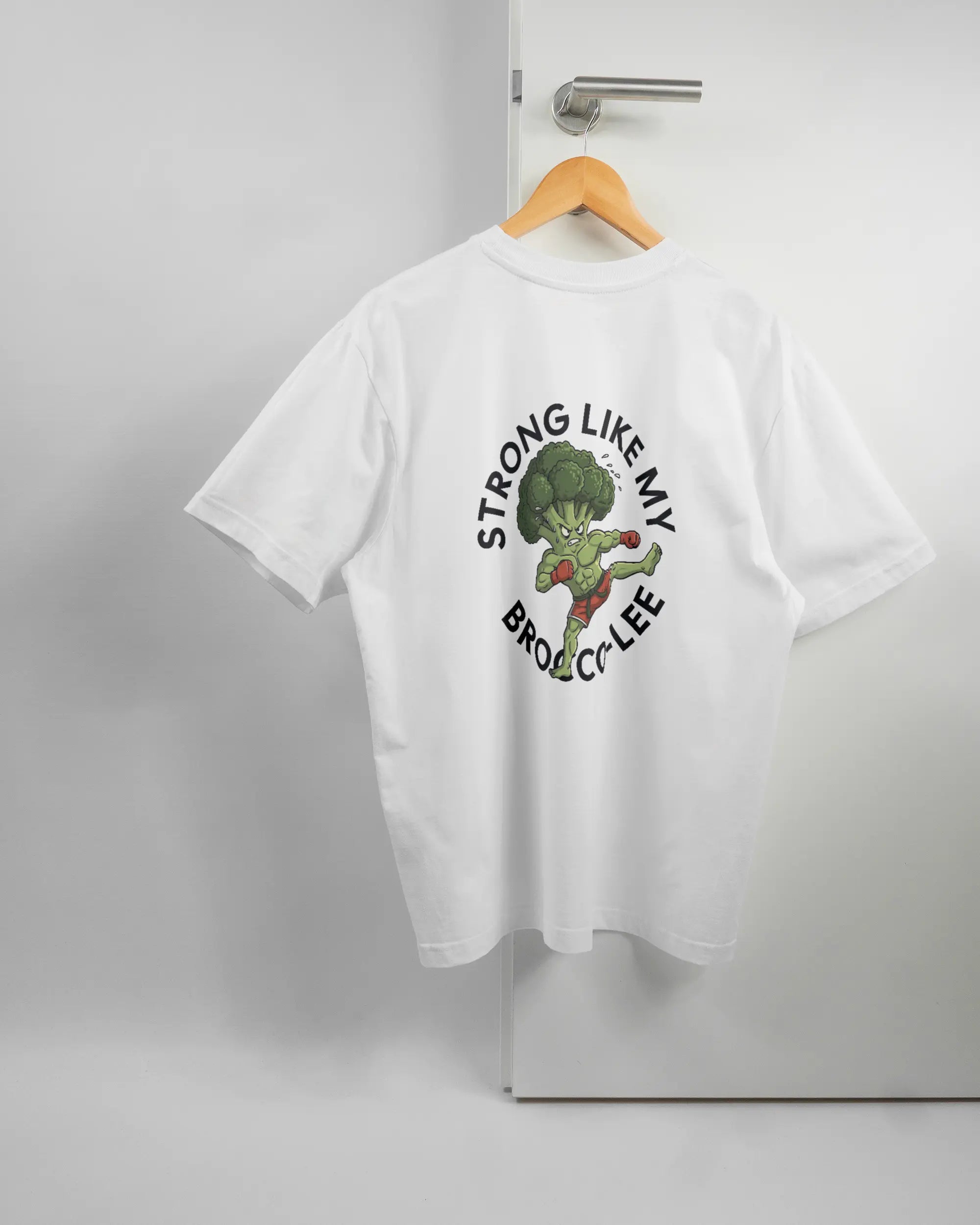 Rückseite des Basic Unisex T-Shirt Oversized von Maondo mit dem Design Brocco-Lee in der Farbe White und in der Größe S auf einem Bügel an der Türklinke aufgehängt