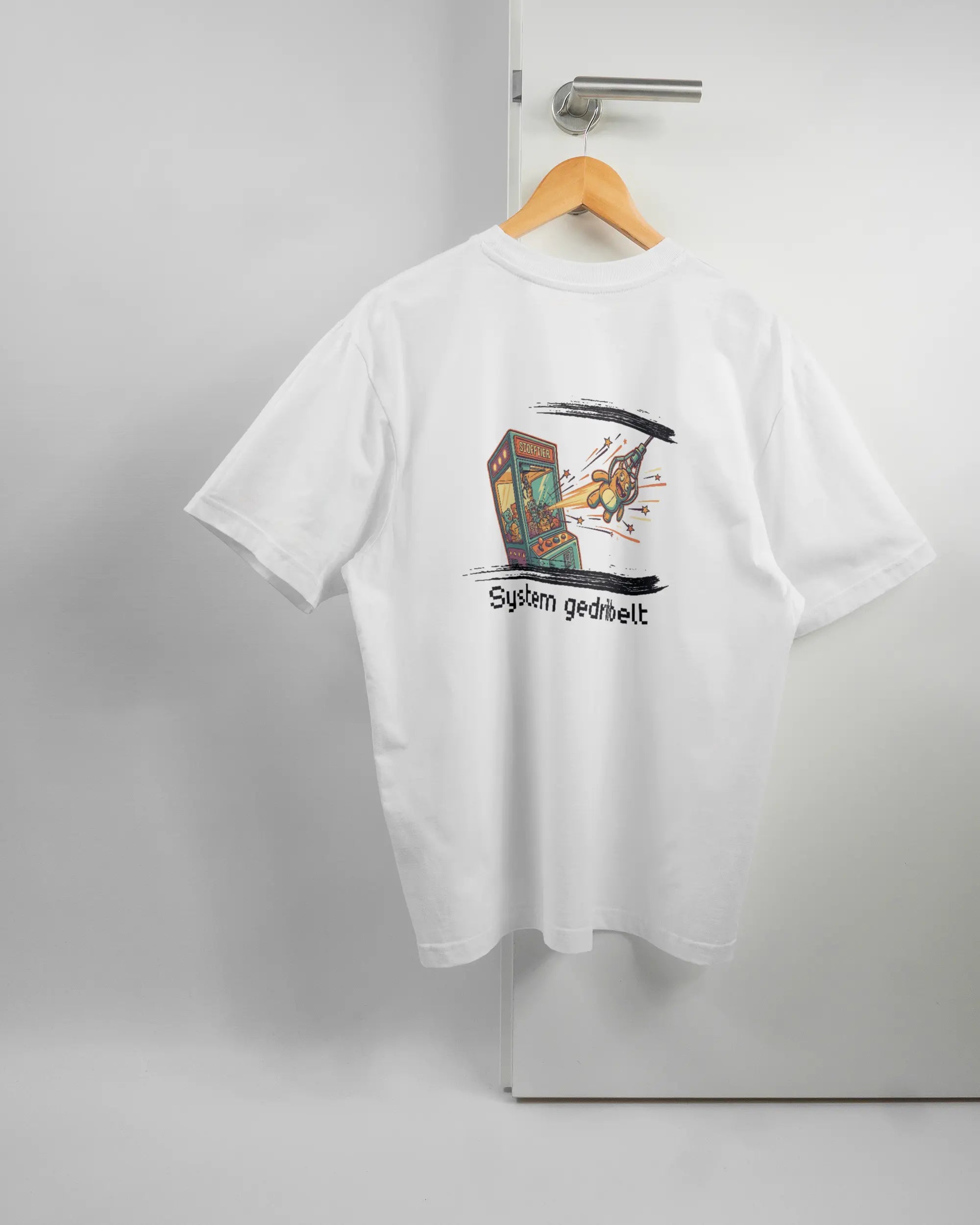 Rückseite des Basic Unisex T-Shirt Oversized von Maondo mit dem Design System gedribbelt in der Farbe White und in der Größe S auf einem Bügel an der Türklinke aufgehängt