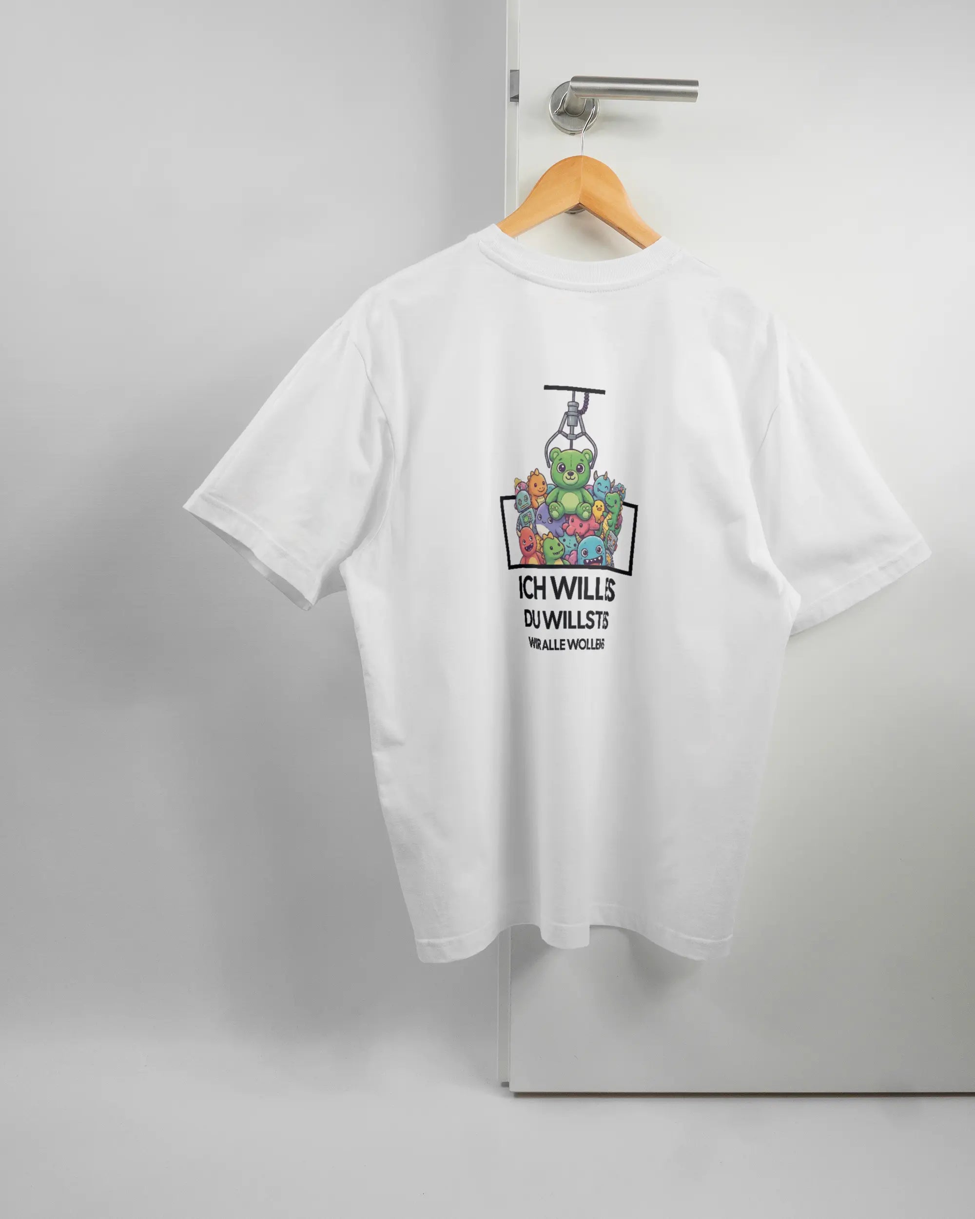 Rückseite des Basic Unisex T-Shirt Oversized von Maondo mit dem Design Will Stofftier in der Farbe White und in der Größe S auf einem Bügel an der Türklinke aufgehängt