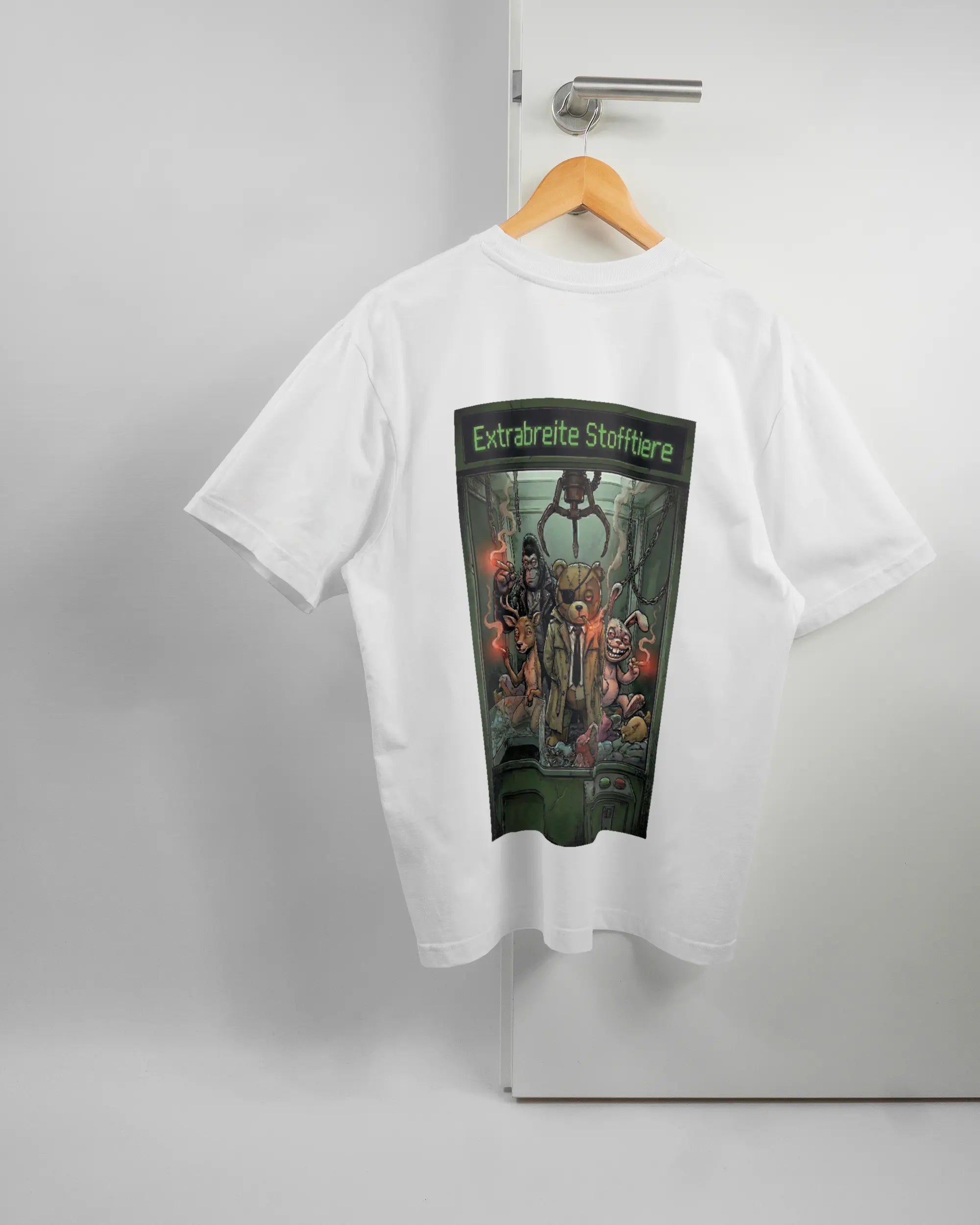 Rückseite des Basic Unisex T-Shirt Oversized von Maondo mit dem Design Extrabreit in der Farbe White und in der Größe S auf einem Bügel an der Türklinke aufgehängt