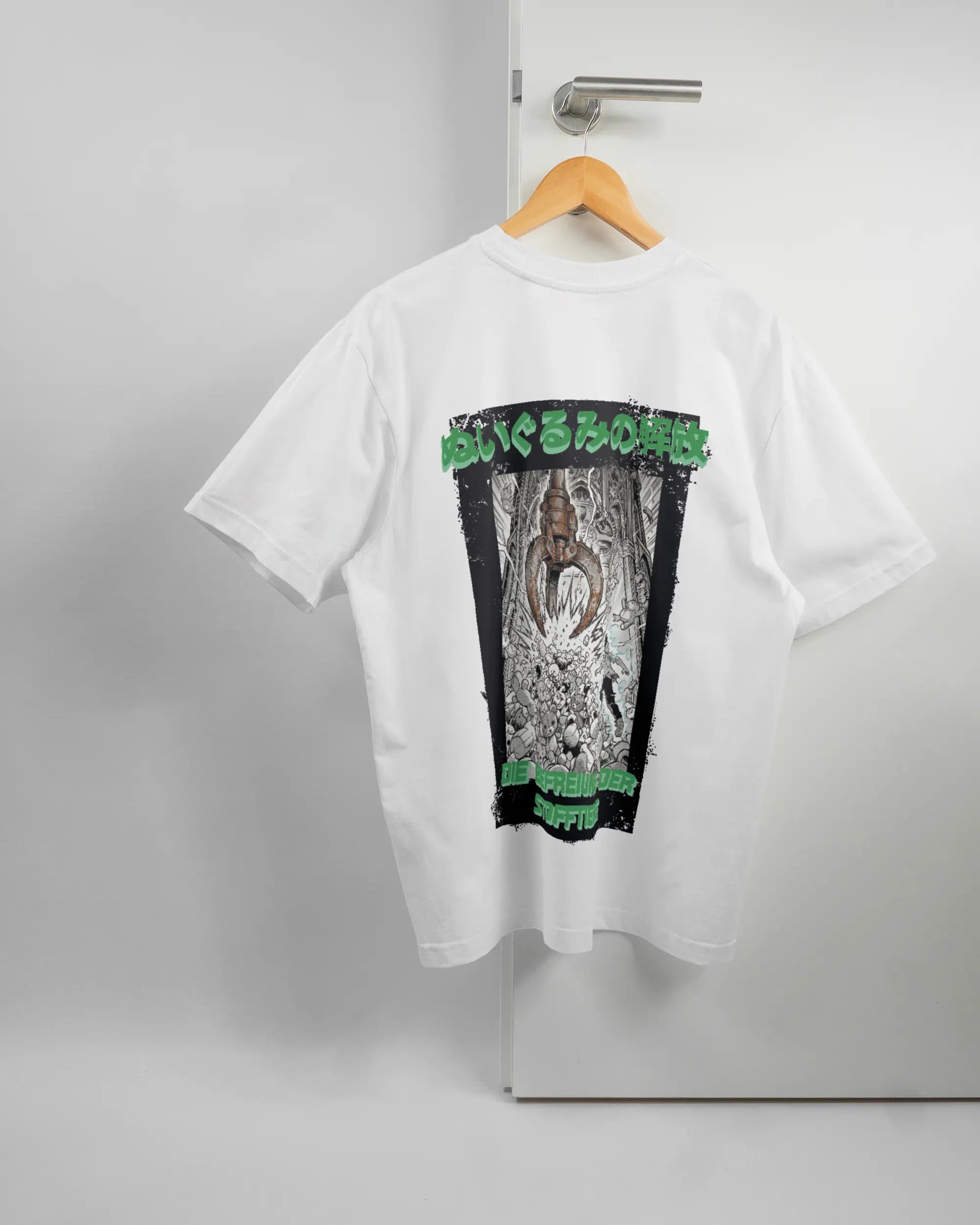 Rückseite des Basic Unisex T-Shirt Oversized von Maondo mit dem Design Save 1 Stofftier in der Farbe White und in der Größe S auf einem Bügel an der Türklinke aufgehängt