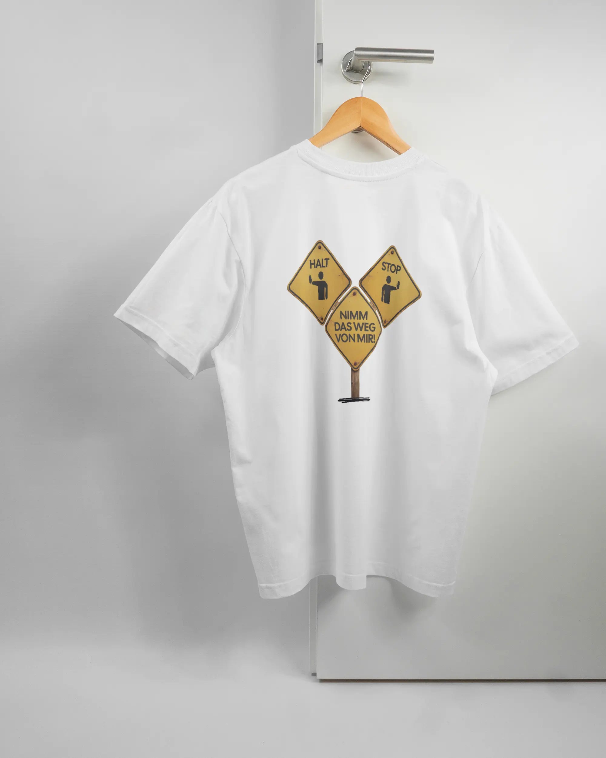 Rückseite des Basic Unisex T-Shirt Oversized von Maondo mit dem Design Schutzschild in der Farbe White und in der Größe S auf einem Bügel an der Türklinke aufgehängt