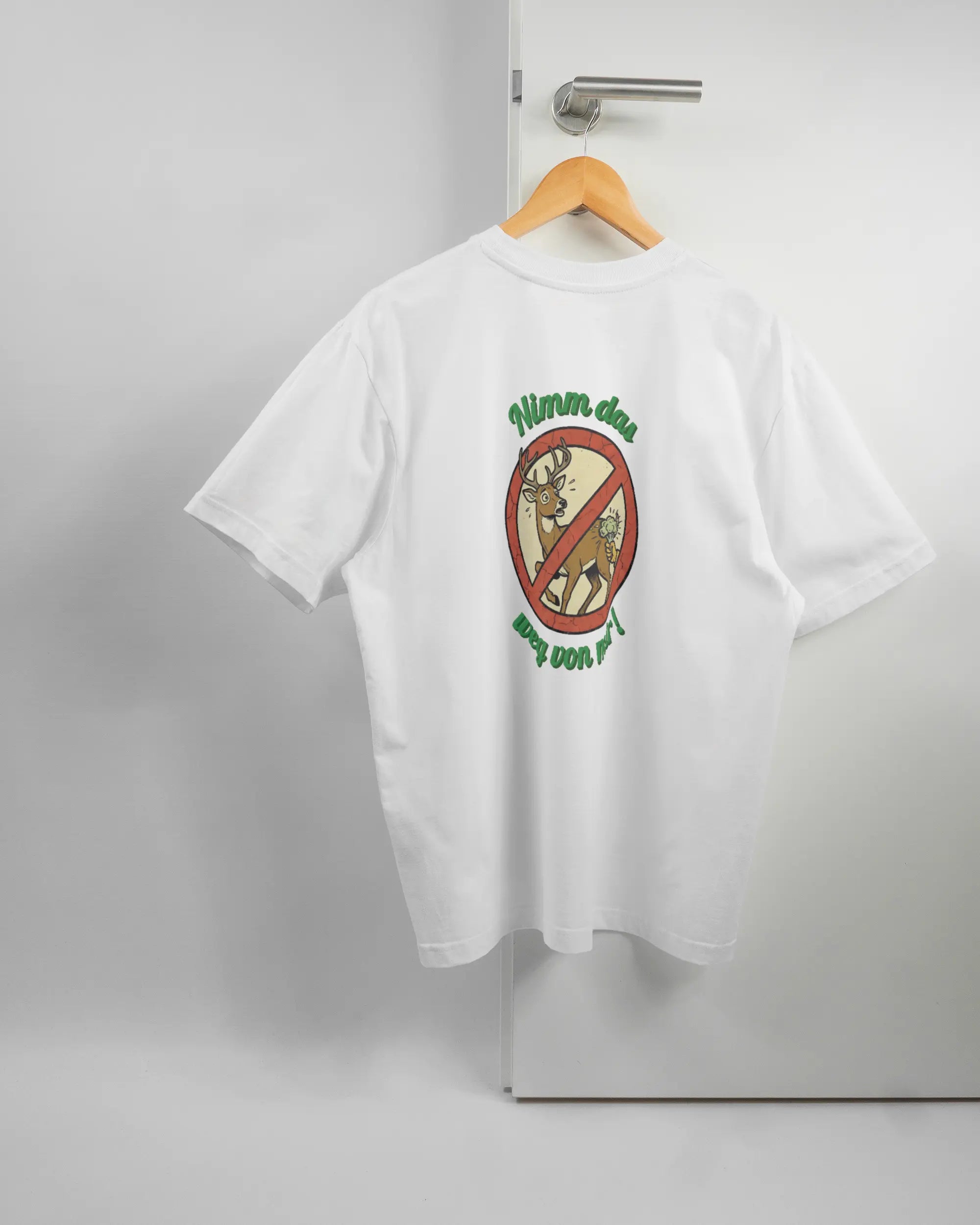 Rückseite des Basic Unisex T-Shirt Oversized von Maondo mit dem Design Reh weg in der Farbe White und in der Größe S auf einem Bügel an der Türklinke aufgehängt