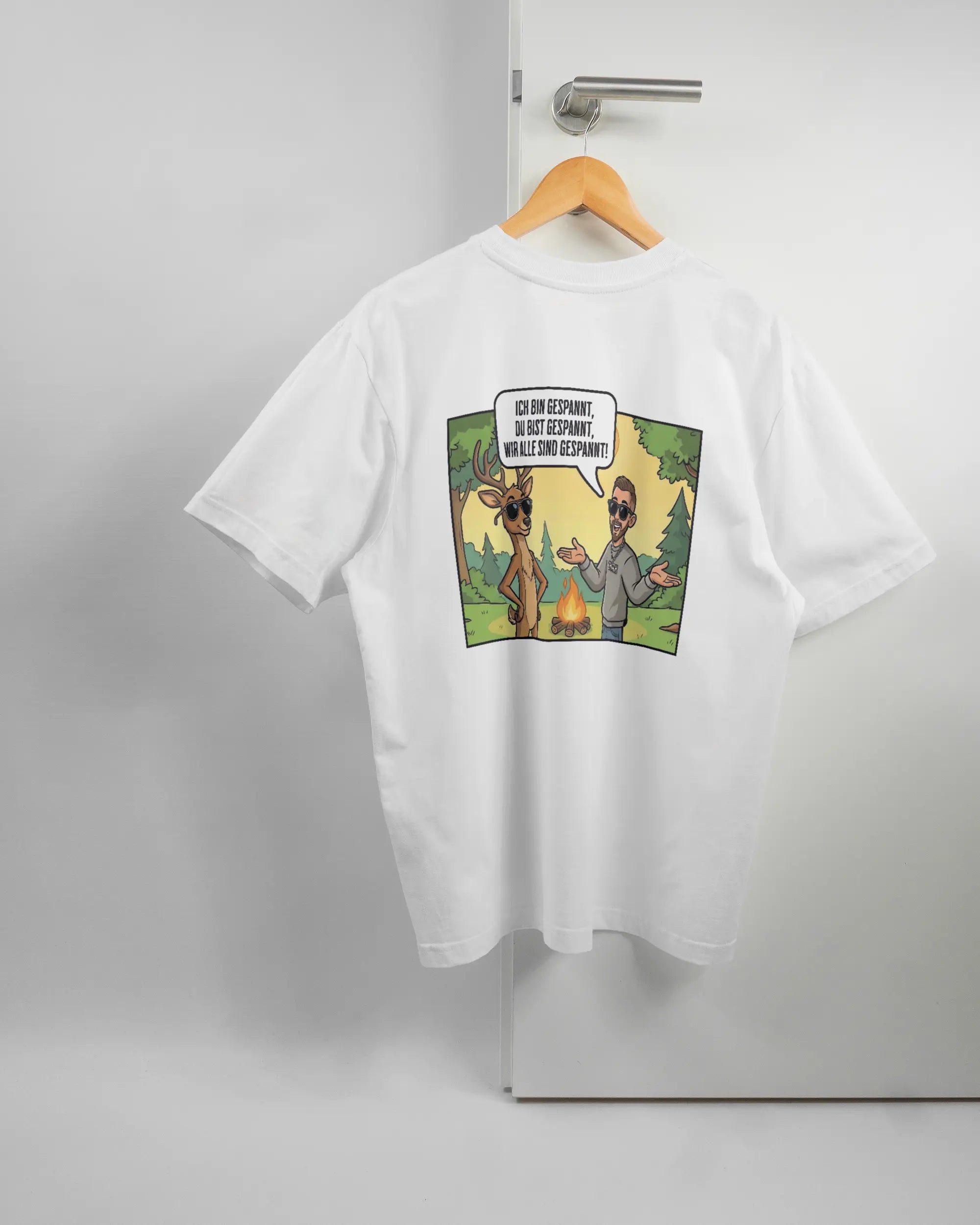 Rückseite des Basic Unisex T-Shirt Oversized von Maondo mit dem Design Vollspannung in der Farbe White und in der Größe S auf einem Bügel an der Türklinke aufgehängt