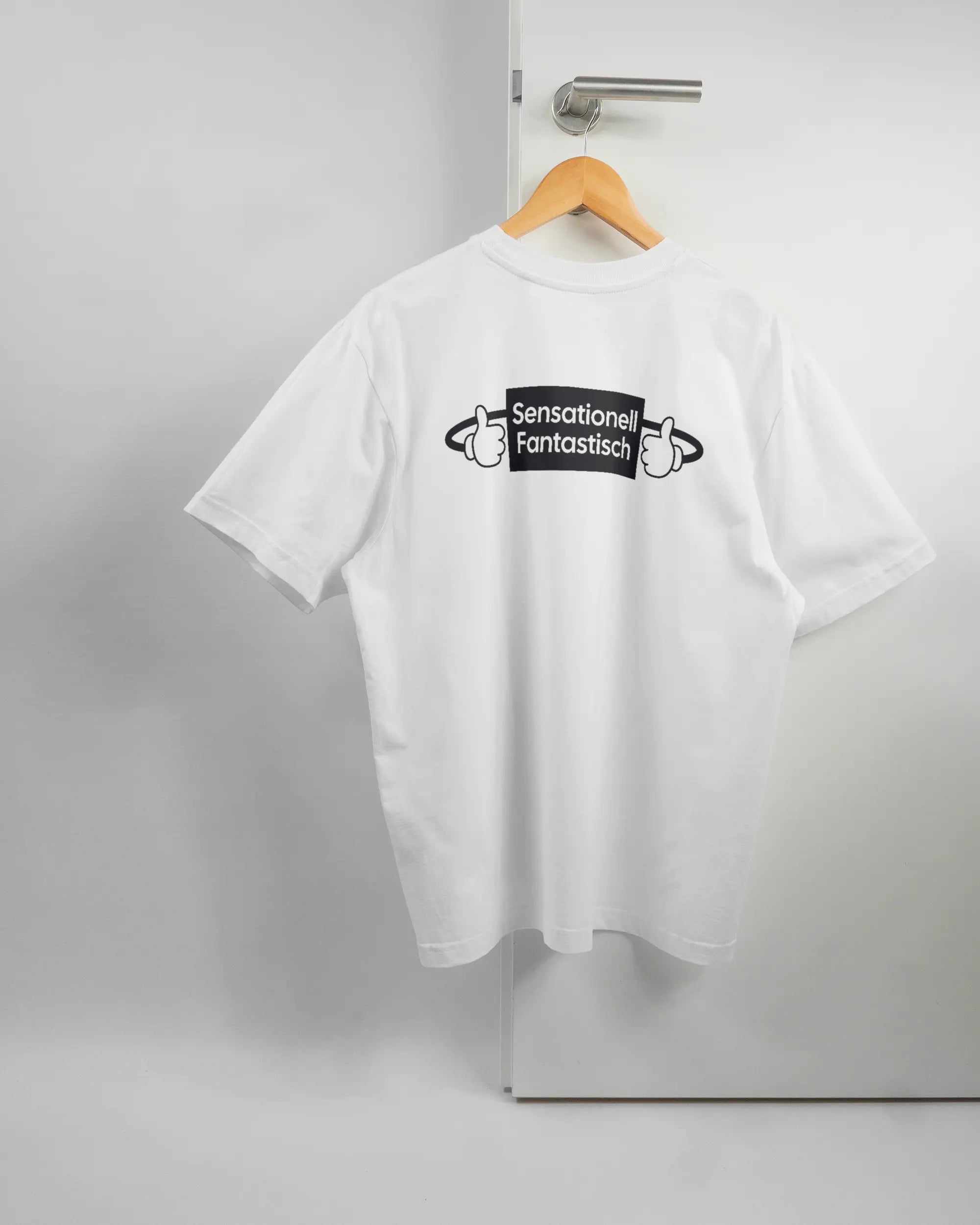 Rückseite des Basic Unisex T-Shirt Oversized von Maondo mit dem Design Fantastisch in der Farbe White und in der Größe S auf einem Bügel an der Türklinke aufgehängt