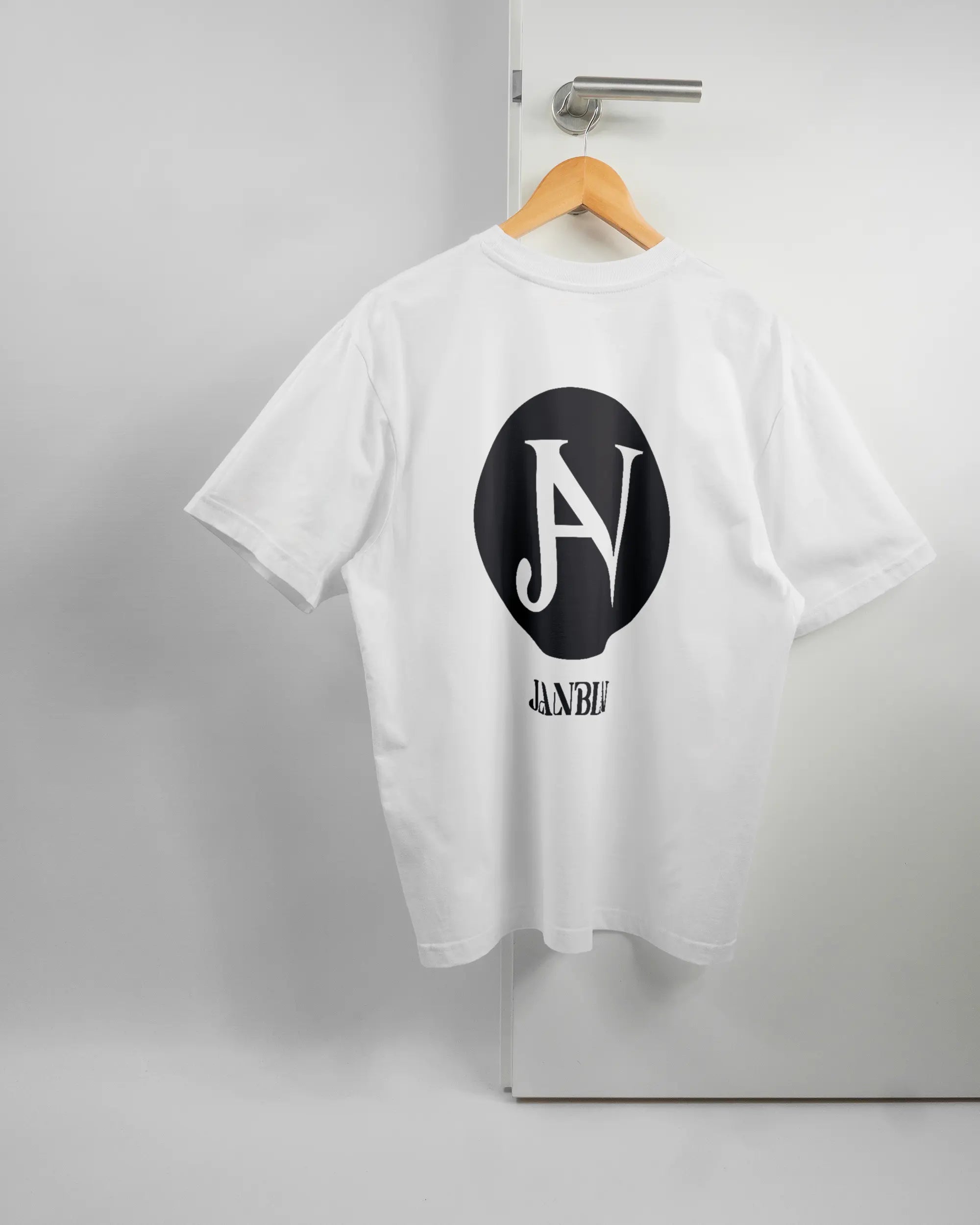 Rückseite des Basic Unisex T-Shirt Oversized von Maondo mit dem Design JB1 in der Farbe White und in der Größe S auf einem Bügel an der Türklinke aufgehängt