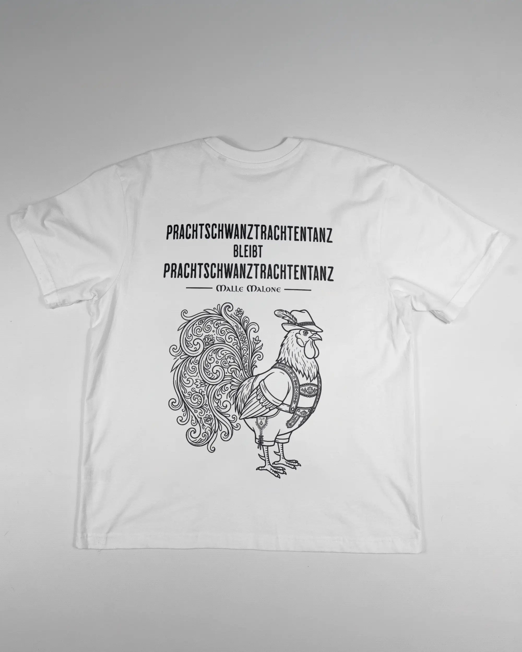 Rückseite des Basic Unisex T-Shirt Oversized von Maondo mit dem Design Trachtentanz in der Farbe White und in der Größe S flach auf den Boden gelegt