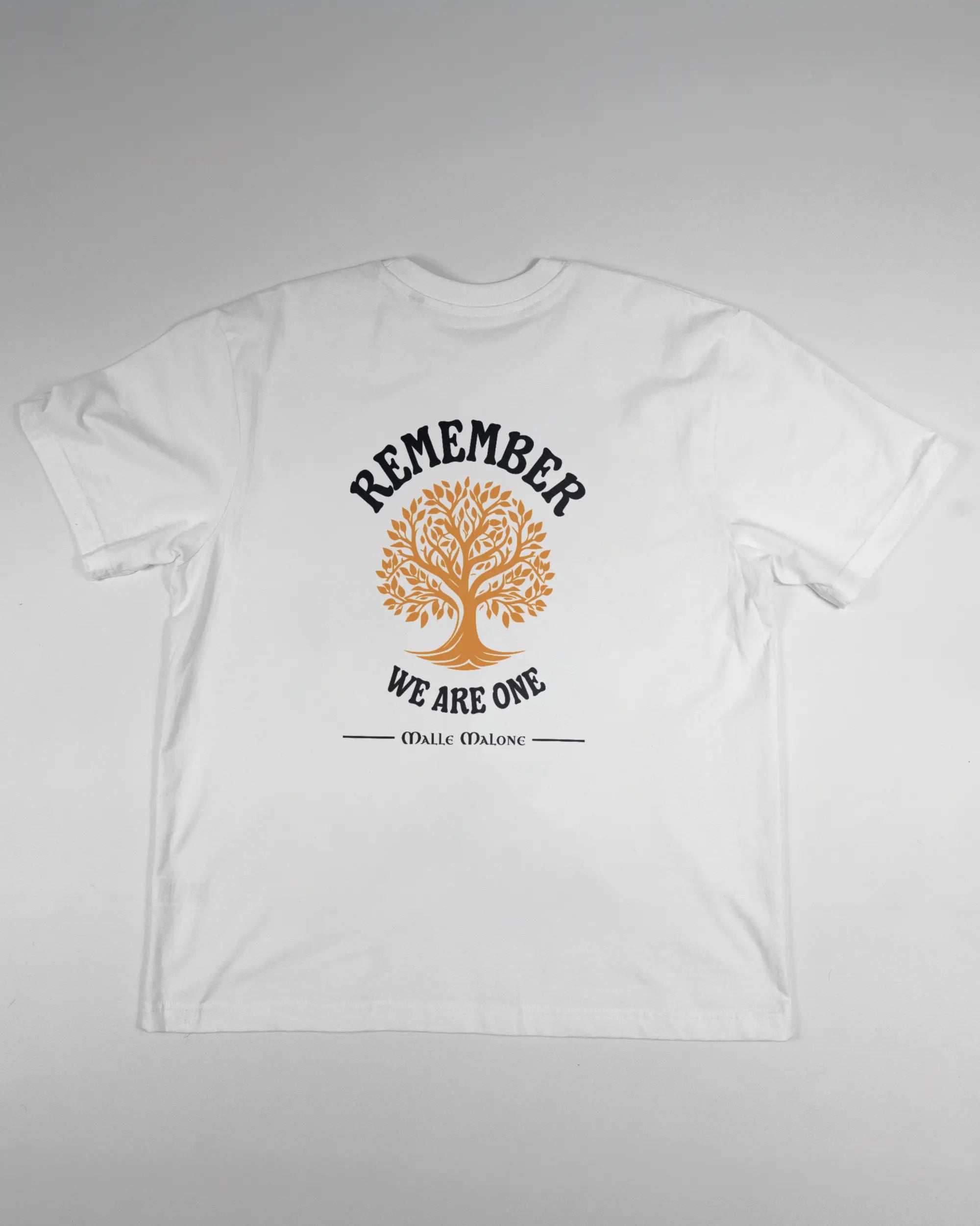 Rückseite des Basic Unisex T-Shirt Oversized von Maondo mit dem Design We are one in der Farbe White und in der Größe S flach auf den Boden gelegt