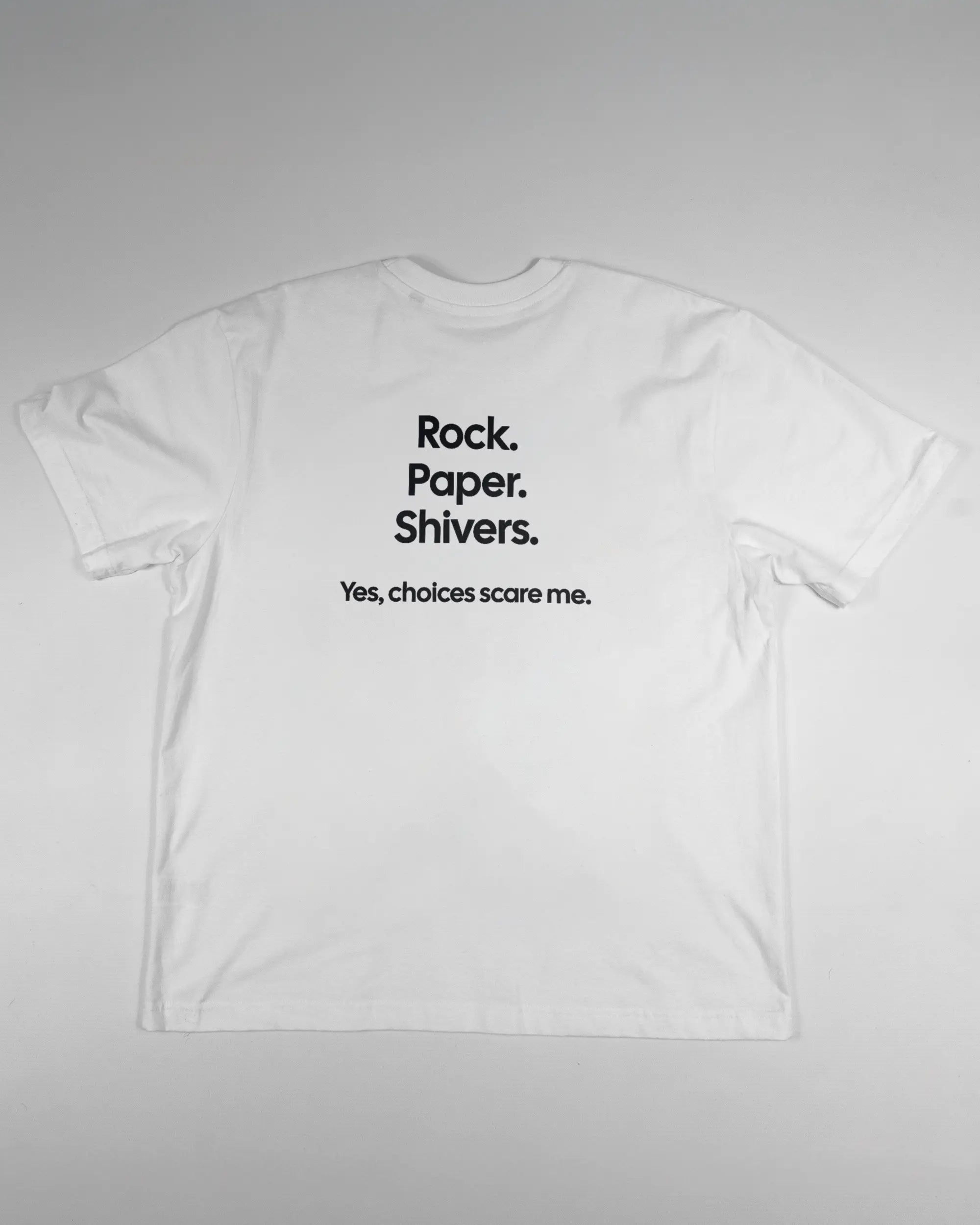Rückseite des Basic Unisex T-Shirt Oversized von Maondo mit dem Design Rock Paper Shivers in der Farbe White und in der Größe S flach auf den Boden gelegt