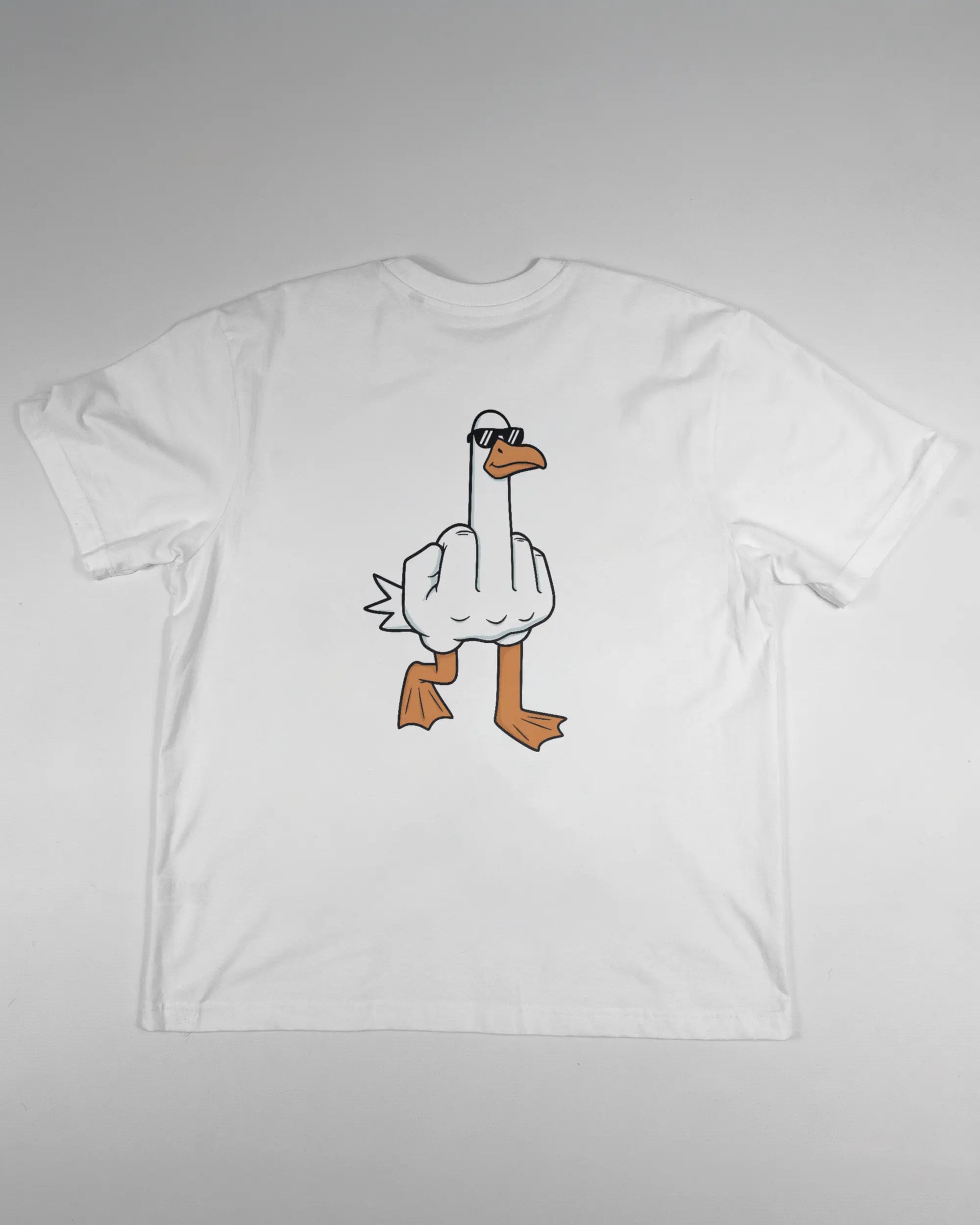 Rückseite des Basic Unisex T-Shirt Oversized von Maondo mit dem Design I give a duck in der Farbe White und in der Größe S flach auf den Boden gelegt