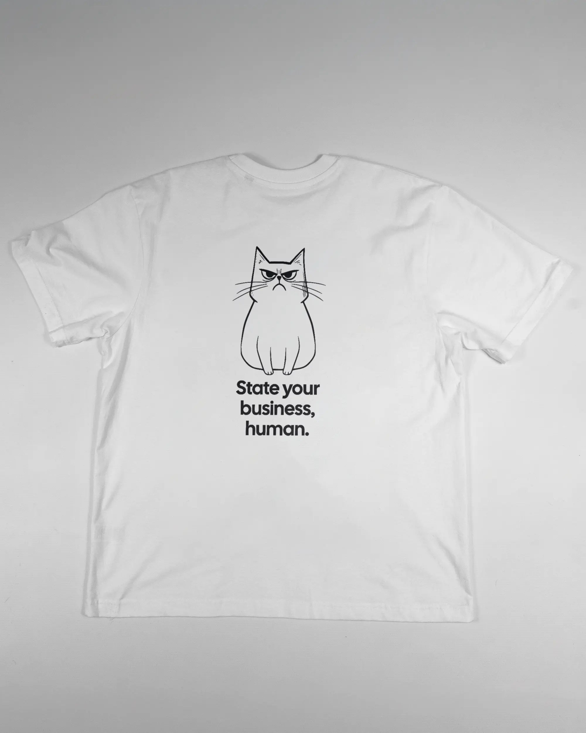 Rückseite des Basic Unisex T-Shirt Oversized von Maondo mit dem Design Grumpy Purr in der Farbe White und in der Größe S flach auf den Boden gelegt