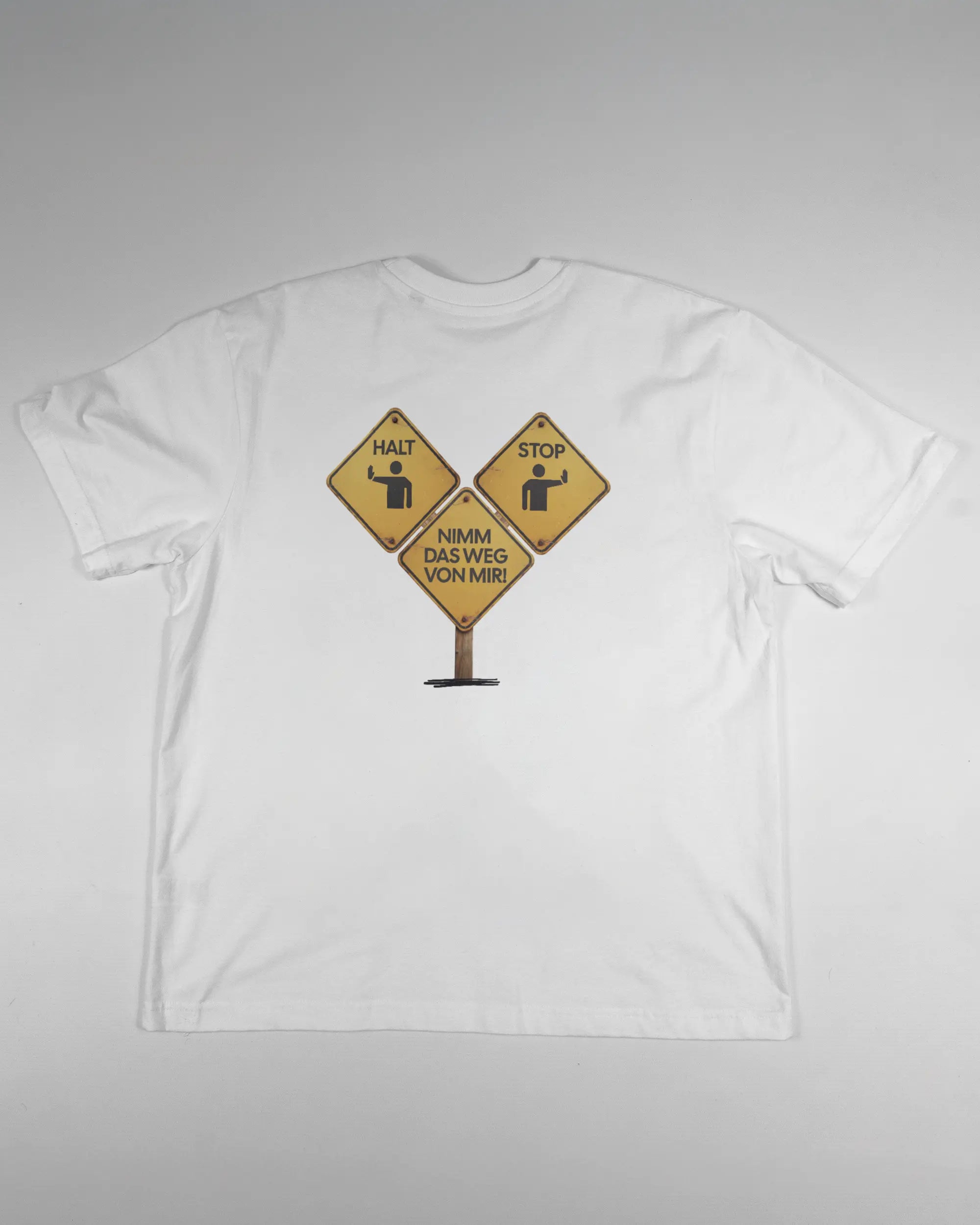 Rückseite des Basic Unisex T-Shirt Oversized von Maondo mit dem Design Schutzschild in der Farbe White und in der Größe S flach auf den Boden gelegt