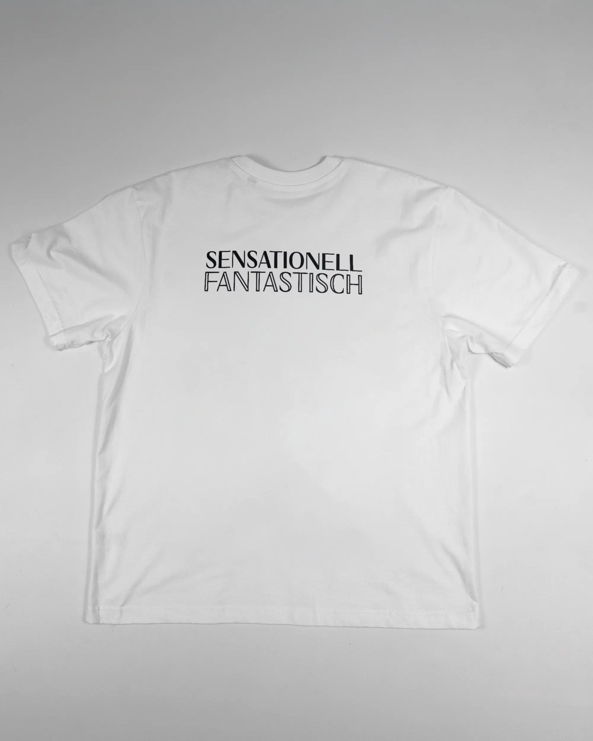 Rückseite des Basic Unisex T-Shirt Oversized von Maondo mit dem Design Sensationell in der Farbe White und in der Größe S flach auf den Boden gelegt