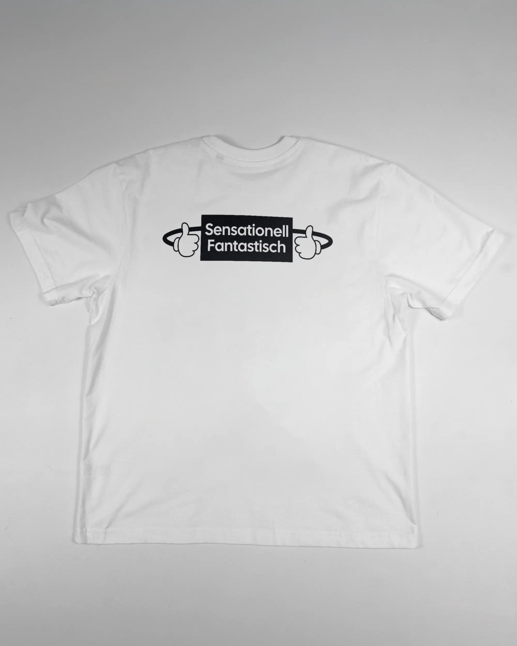 Rückseite des Basic Unisex T-Shirt Oversized von Maondo mit dem Design Fantastisch in der Farbe White und in der Größe S flach auf den Boden gelegt