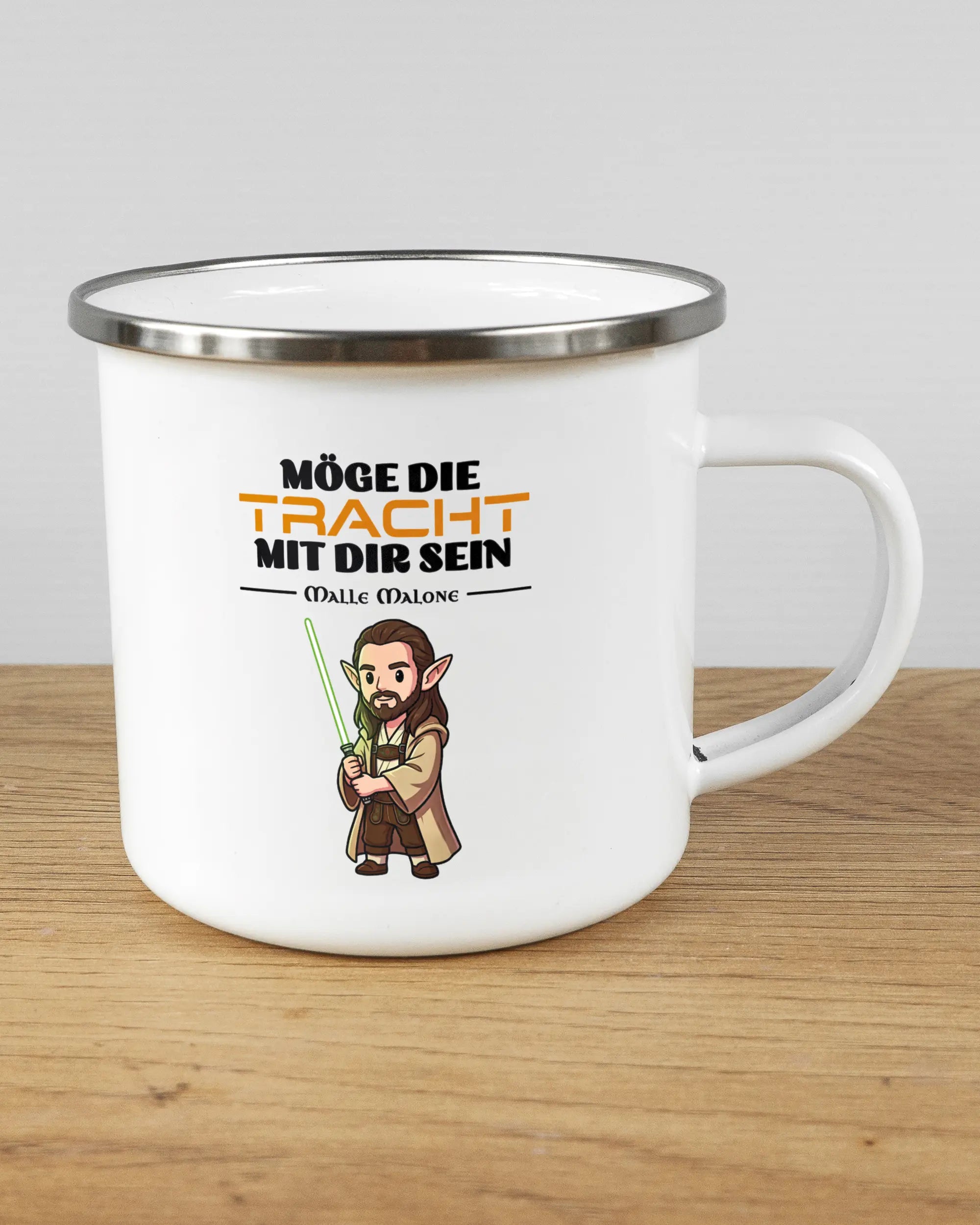 Alternativbild, das die rechte Seite der beidseitig bedruckten Emailletasse von Maondo mit dem Design Tracht mit dir in der Farbe White-Silver auf einem Holztisch zeigt