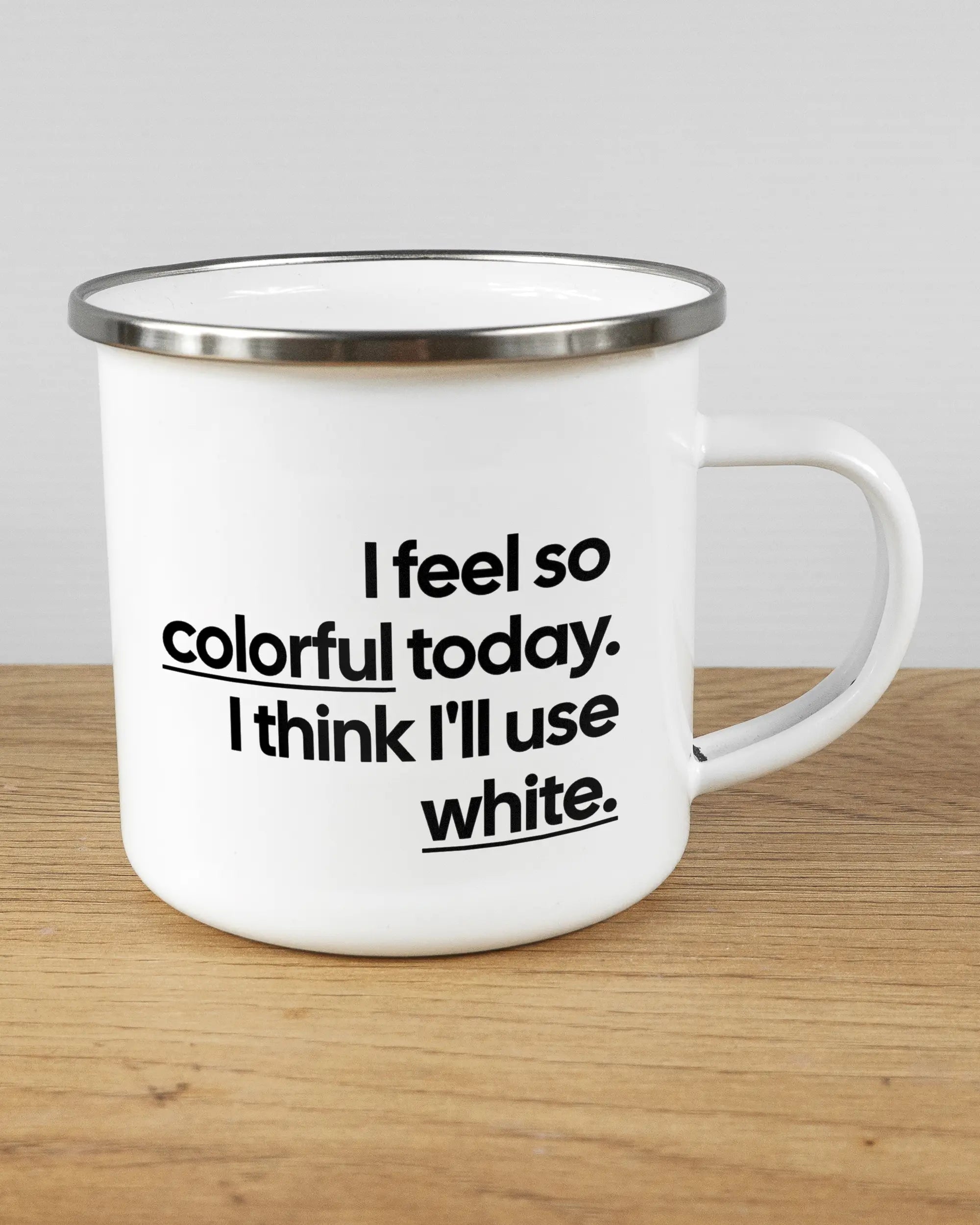 Alternativbild, das die rechte Seite der beidseitig bedruckten Emailletasse von Maondo mit dem Design Colorful Day in der Farbe White-Silver auf einem Holztisch zeigt