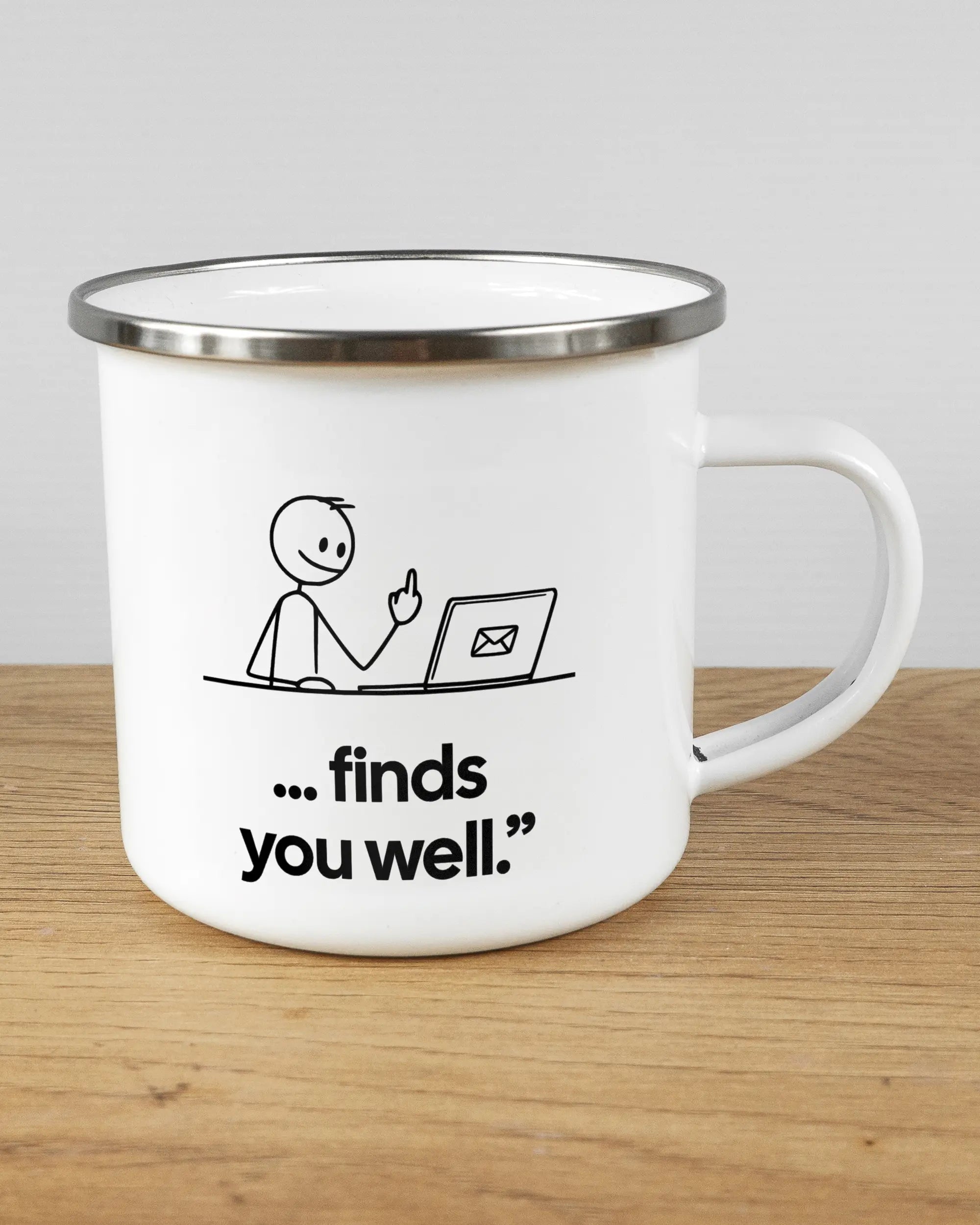 Alternativbild, das die rechte Seite der beidseitig bedruckten Emailletasse von Maondo mit dem Design Found me not well in der Farbe White-Silver auf einem Holztisch zeigt