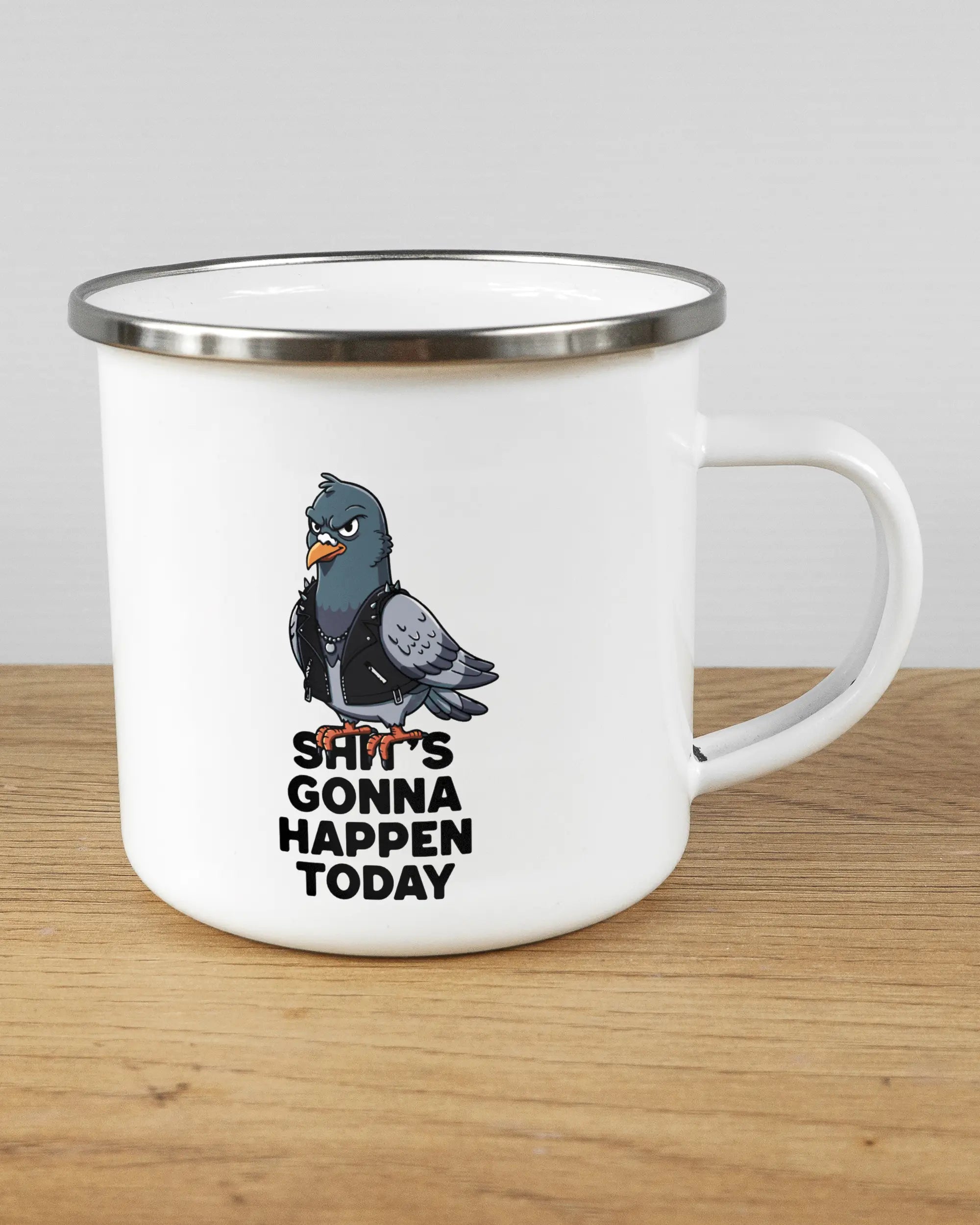 Alternativbild, das die rechte Seite der beidseitig bedruckten Emailletasse von Maondo mit dem Design Pigeon Pun in der Farbe White-Silver auf einem Holztisch zeigt