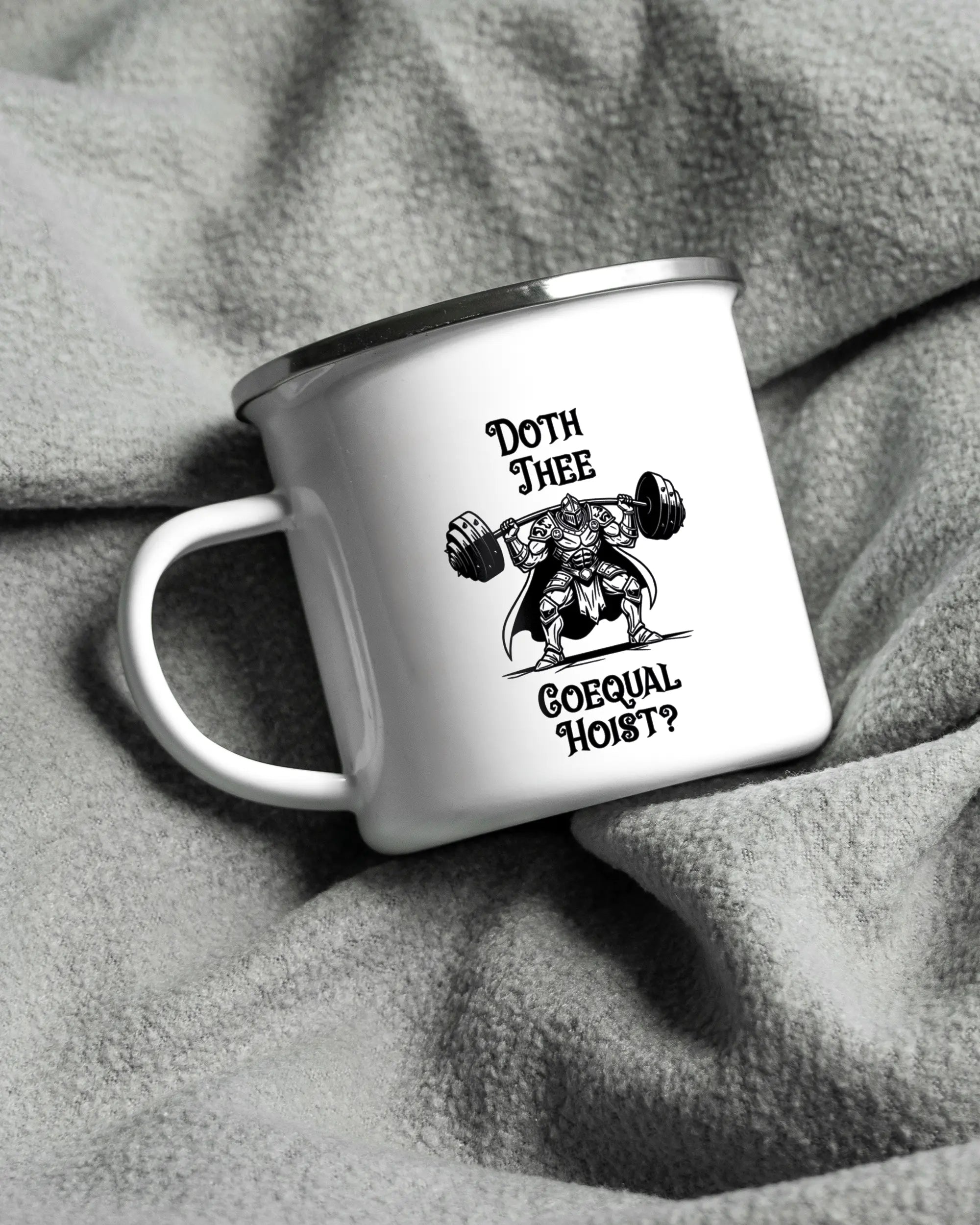 Aufnahme, die die linke Seite der beidseitig bedruckten Emailletasse von Maondo auf einer flauschigen Fließdecke mit dem Design White-Silver in der Farbe  zeigt