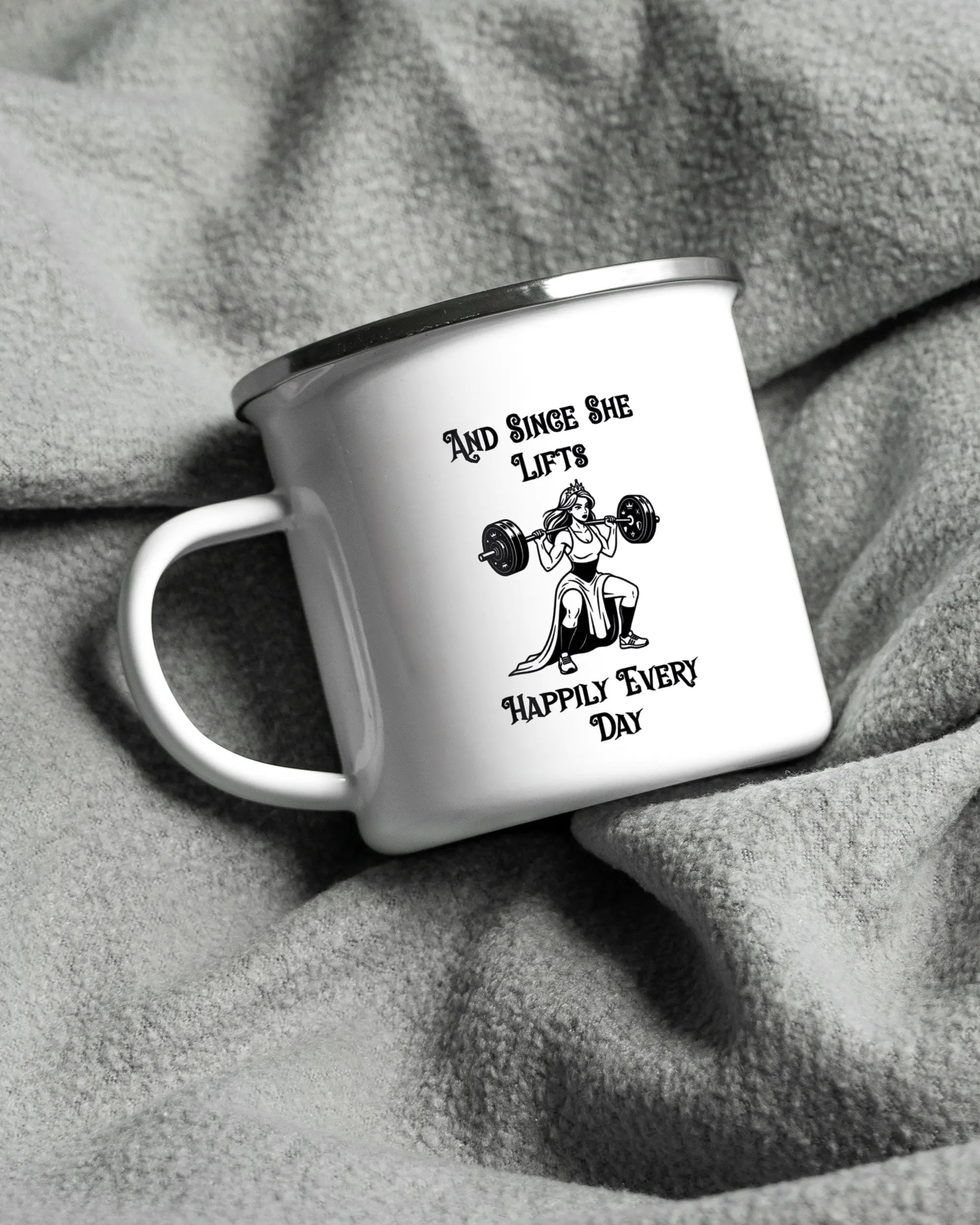 Aufnahme, die die linke Seite der beidseitig bedruckten Emailletasse von Maondo auf einer flauschigen Fließdecke mit dem Design White-Silver in der Farbe  zeigt