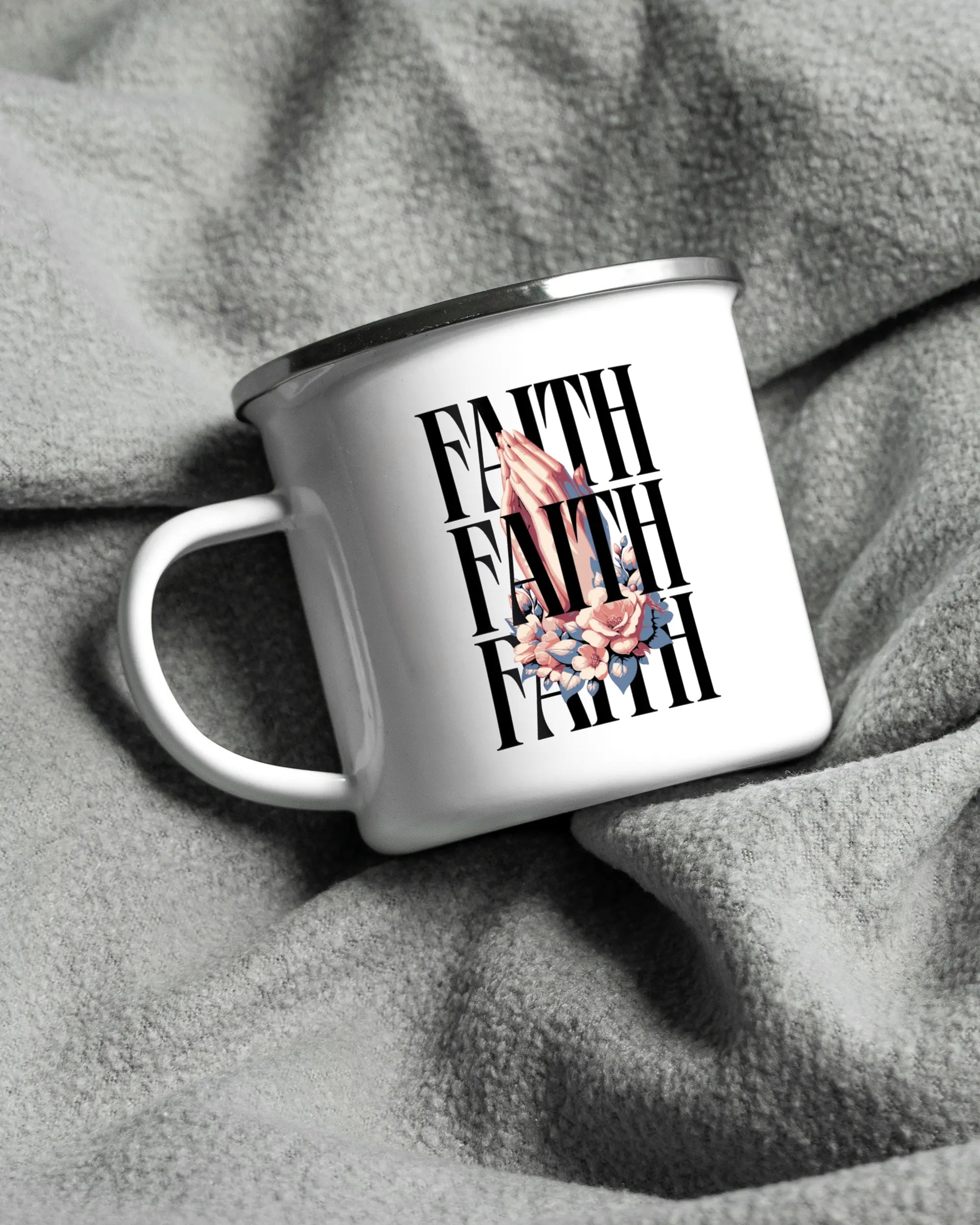 Aufnahme, die die linke Seite der beidseitig bedruckten Emailletasse von Maondo auf einer flauschigen Fließdecke mit dem Design White-Silver in der Farbe  zeigt