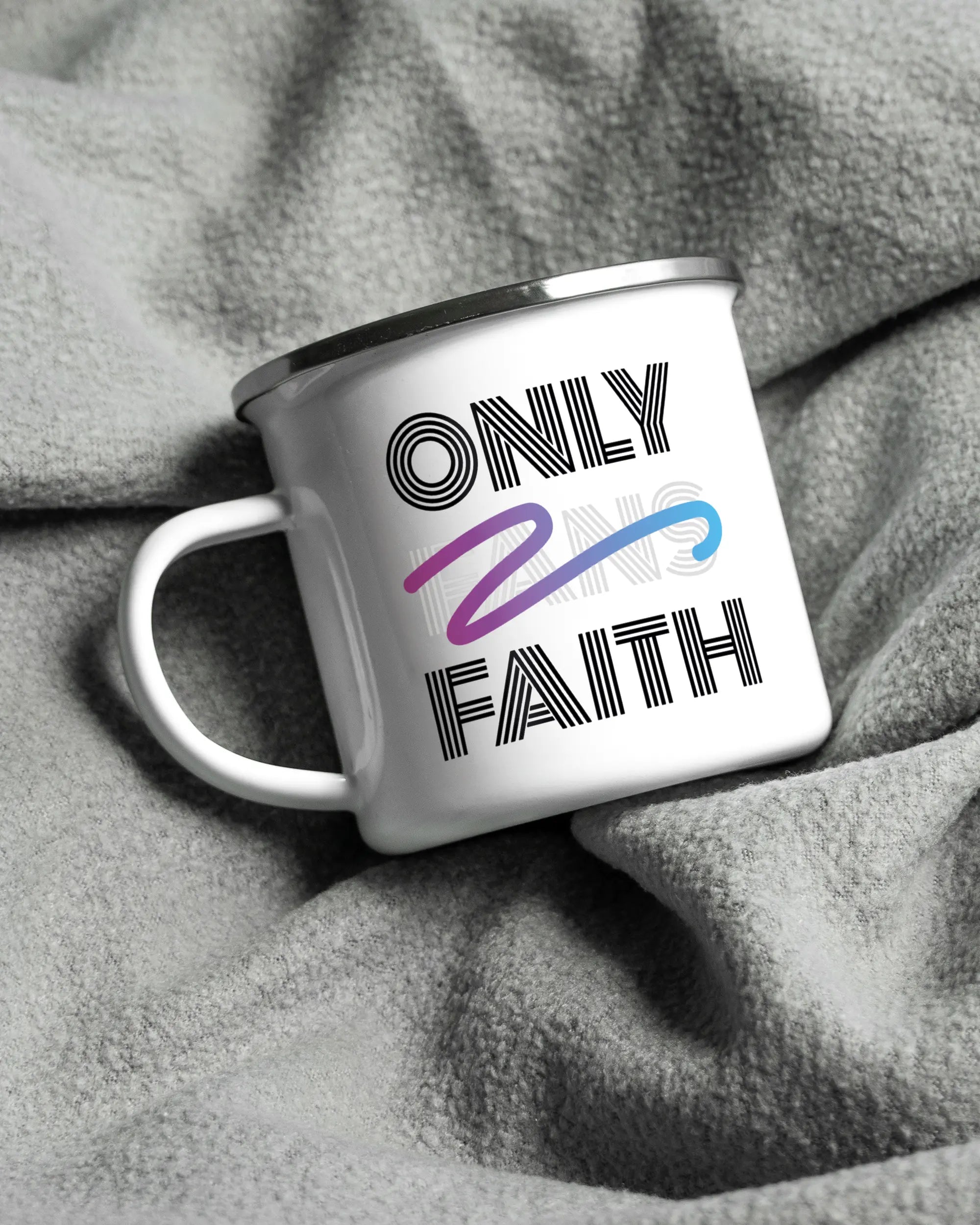 Aufnahme, die die linke Seite der beidseitig bedruckten Emailletasse von Maondo auf einer flauschigen Fließdecke mit dem Design White-Silver in der Farbe  zeigt