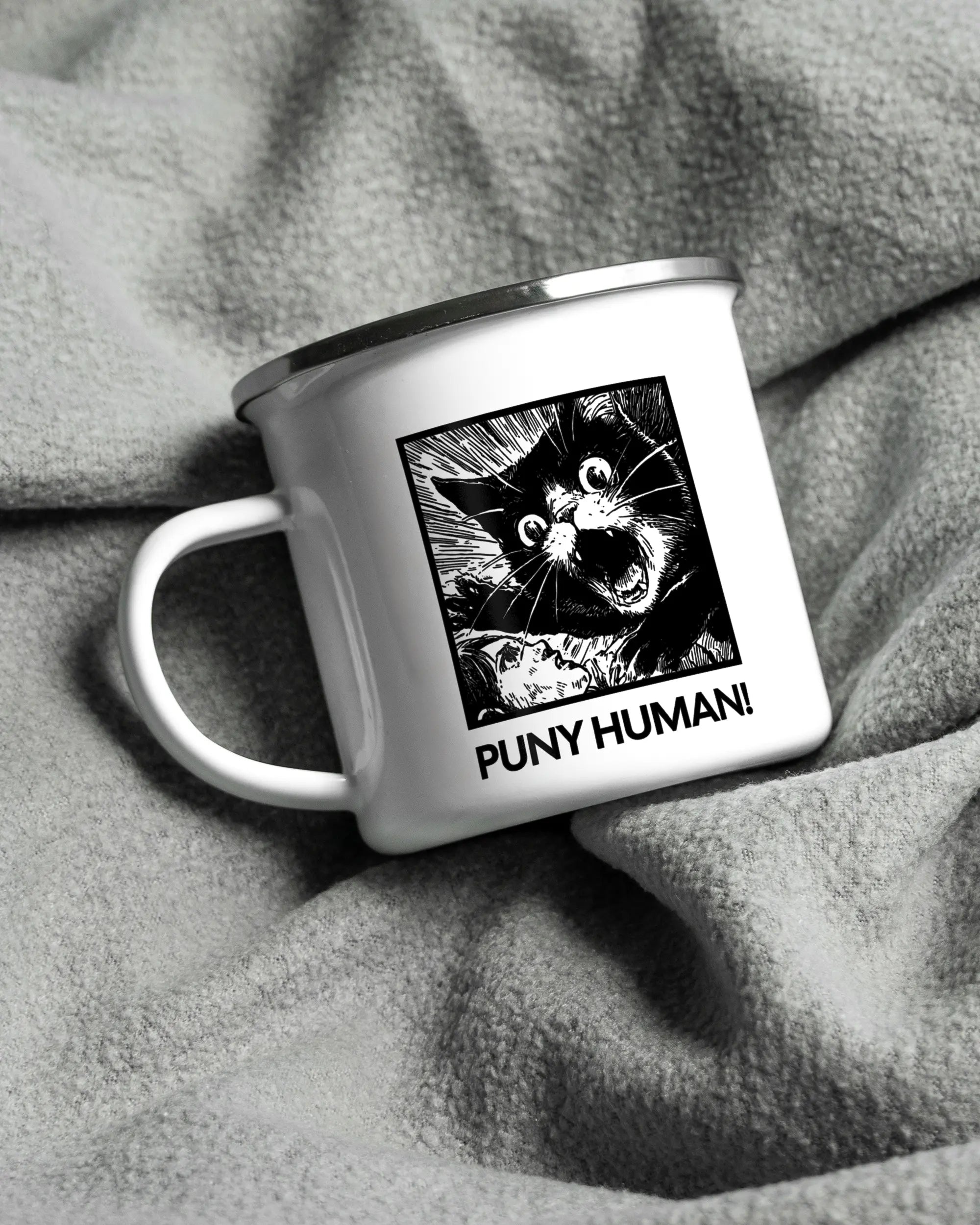 Aufnahme, die die linke Seite der beidseitig bedruckten Emailletasse von Maondo auf einer flauschigen Fließdecke mit dem Design White-Silver in der Farbe  zeigt