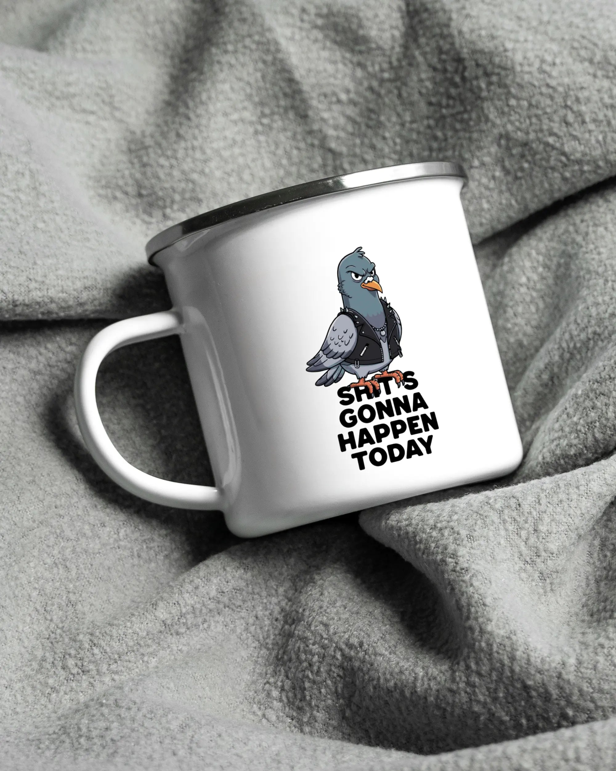 Aufnahme, die die linke Seite der beidseitig bedruckten Emailletasse von Maondo auf einer flauschigen Fließdecke mit dem Design White-Silver in der Farbe  zeigt