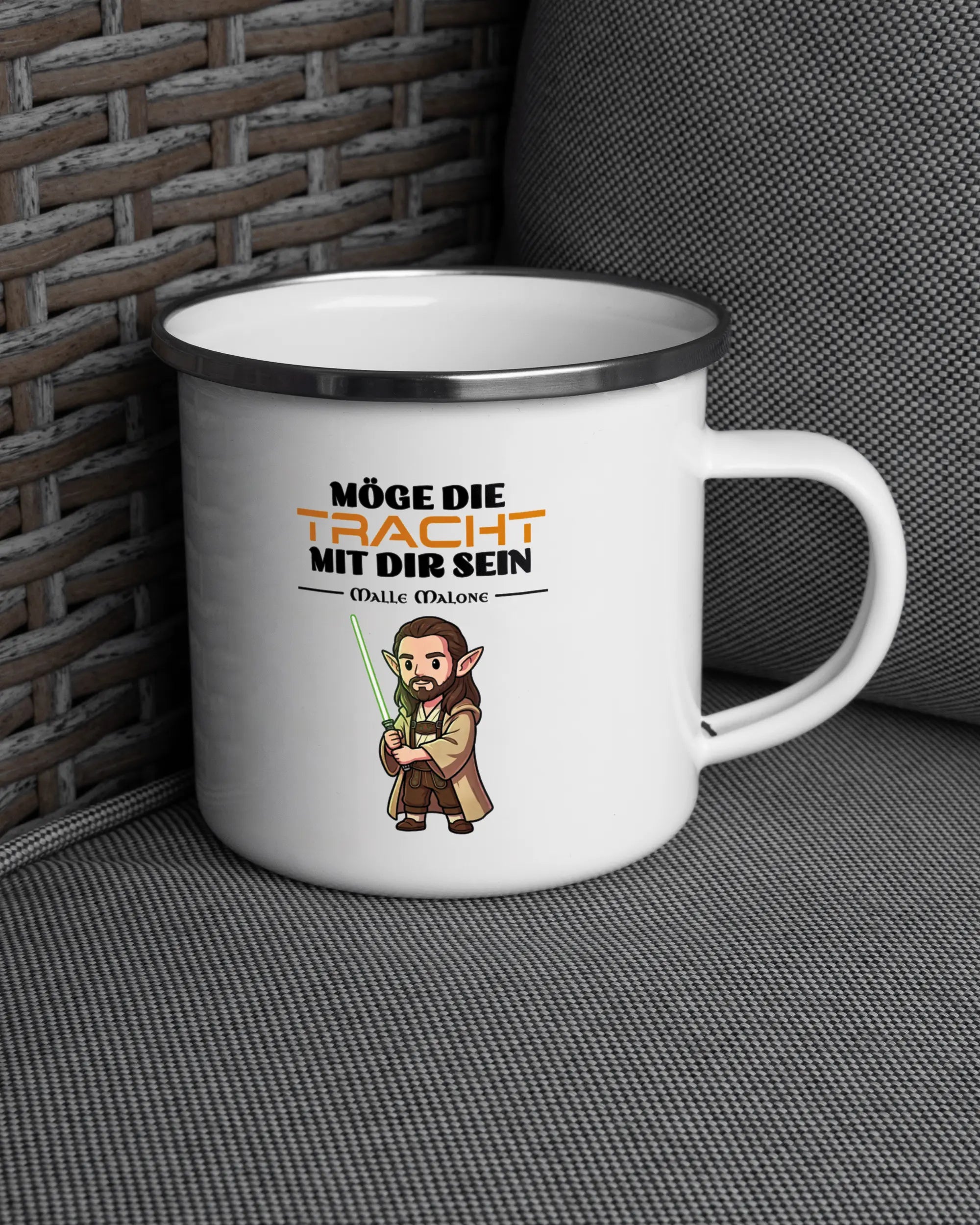 Ansicht der rechten Seite der beidseitig bedruckten Emailletasse von Maondo auf einem Balkonmöbel bzw. Campingstuhl mit dem Design White-Silver in der Farbe 