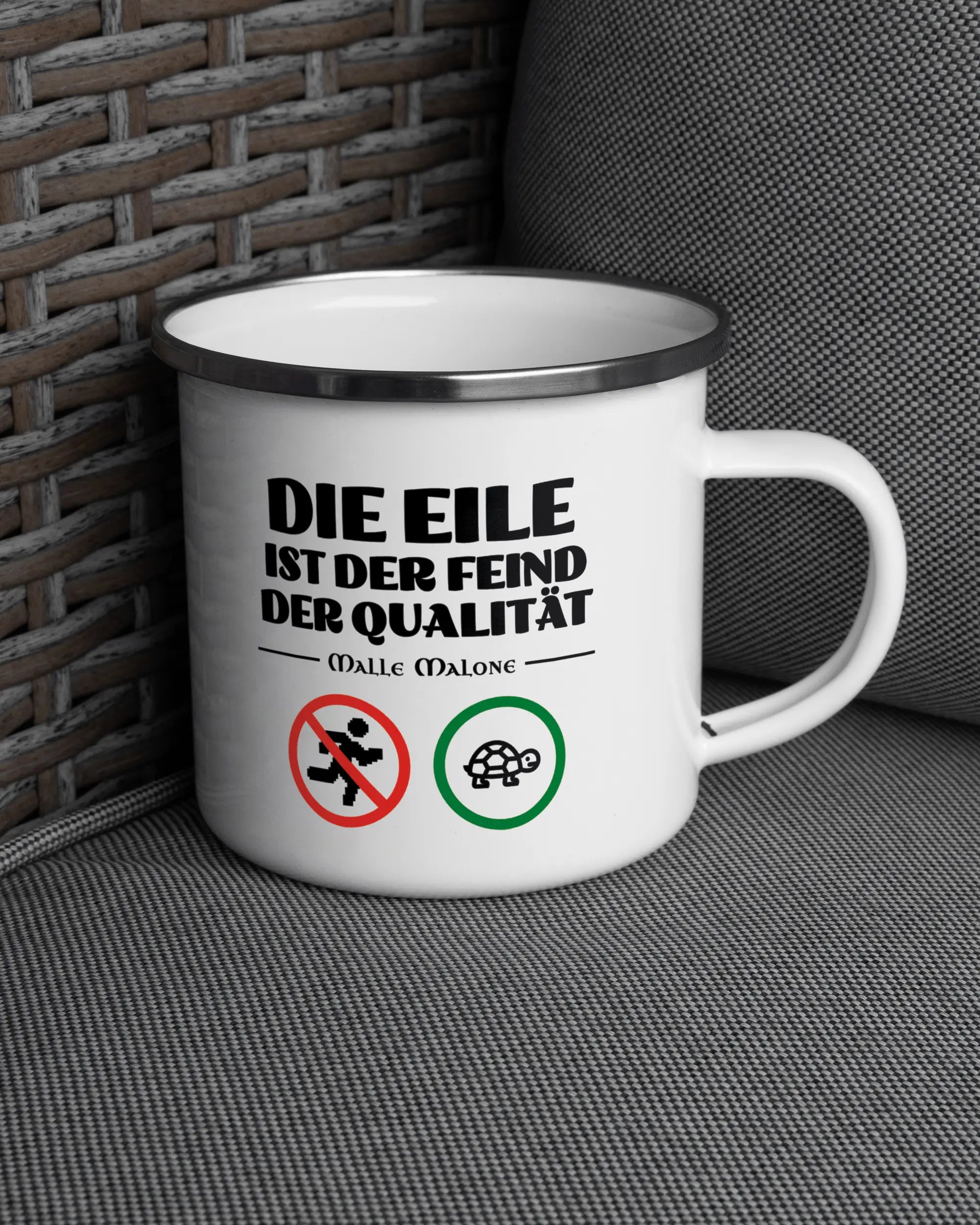 Ansicht der rechten Seite der beidseitig bedruckten Emailletasse von Maondo auf einem Balkonmöbel bzw. Campingstuhl mit dem Design White-Silver in der Farbe 