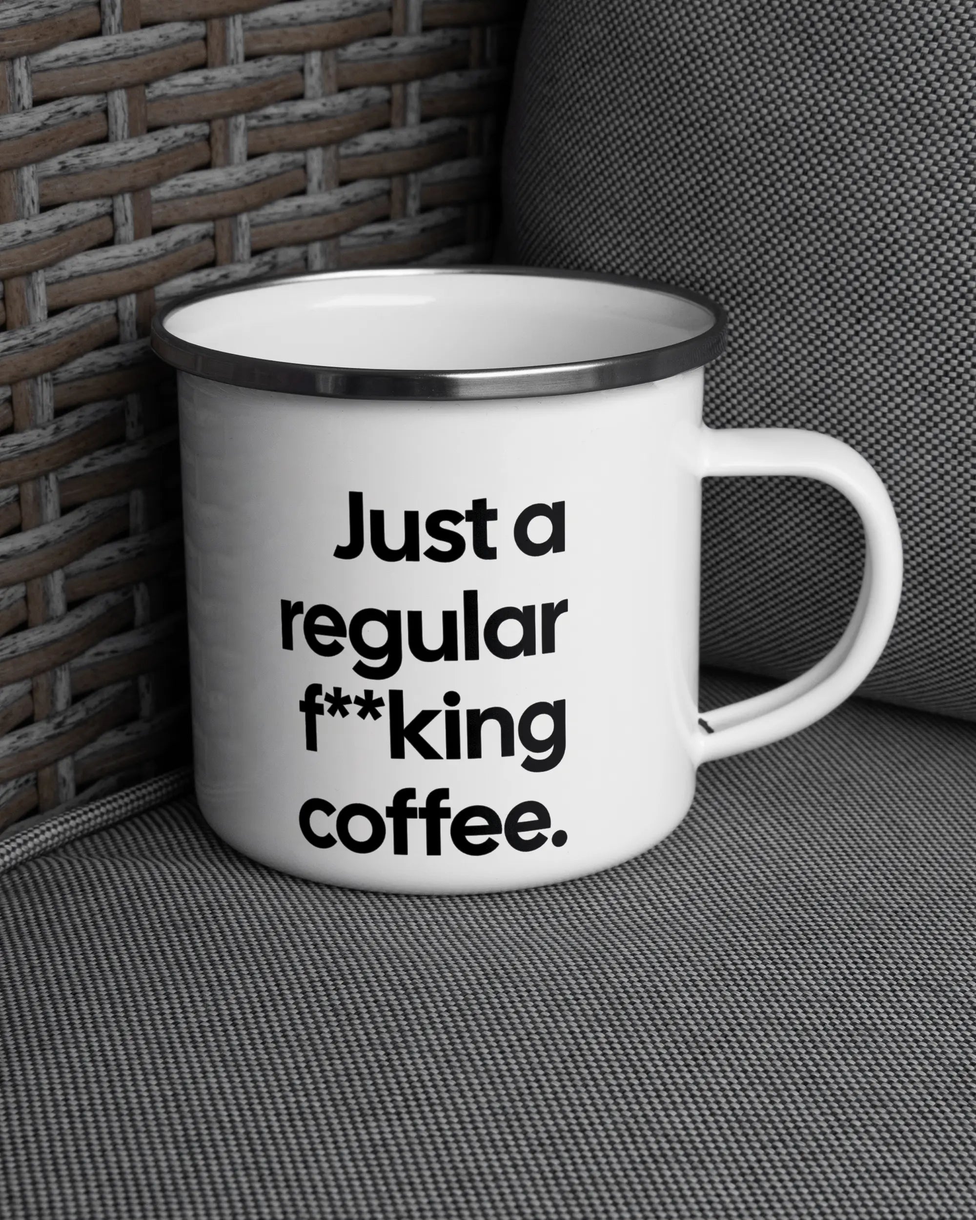 Ansicht der rechten Seite der beidseitig bedruckten Emailletasse von Maondo auf einem Balkonmöbel bzw. Campingstuhl mit dem Design White-Silver in der Farbe 