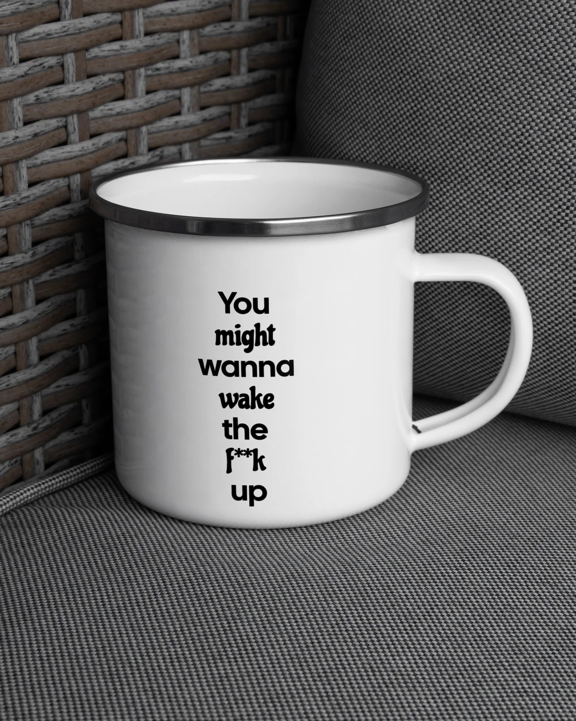 Ansicht der rechten Seite der beidseitig bedruckten Emailletasse von Maondo auf einem Balkonmöbel bzw. Campingstuhl mit dem Design White-Silver in der Farbe 