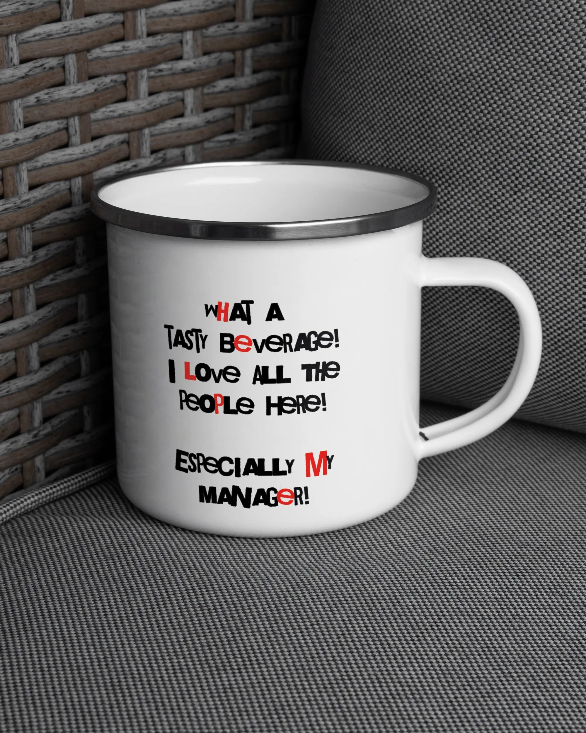 Ansicht der rechten Seite der beidseitig bedruckten Emailletasse von Maondo auf einem Balkonmöbel bzw. Campingstuhl mit dem Design White-Silver in der Farbe 