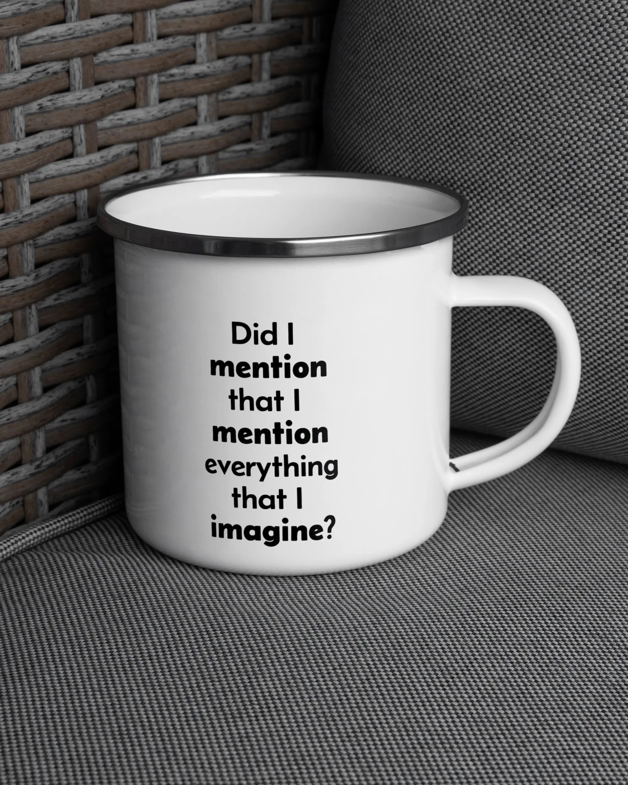 Ansicht der rechten Seite der beidseitig bedruckten Emailletasse von Maondo auf einem Balkonmöbel bzw. Campingstuhl mit dem Design White-Silver in der Farbe 