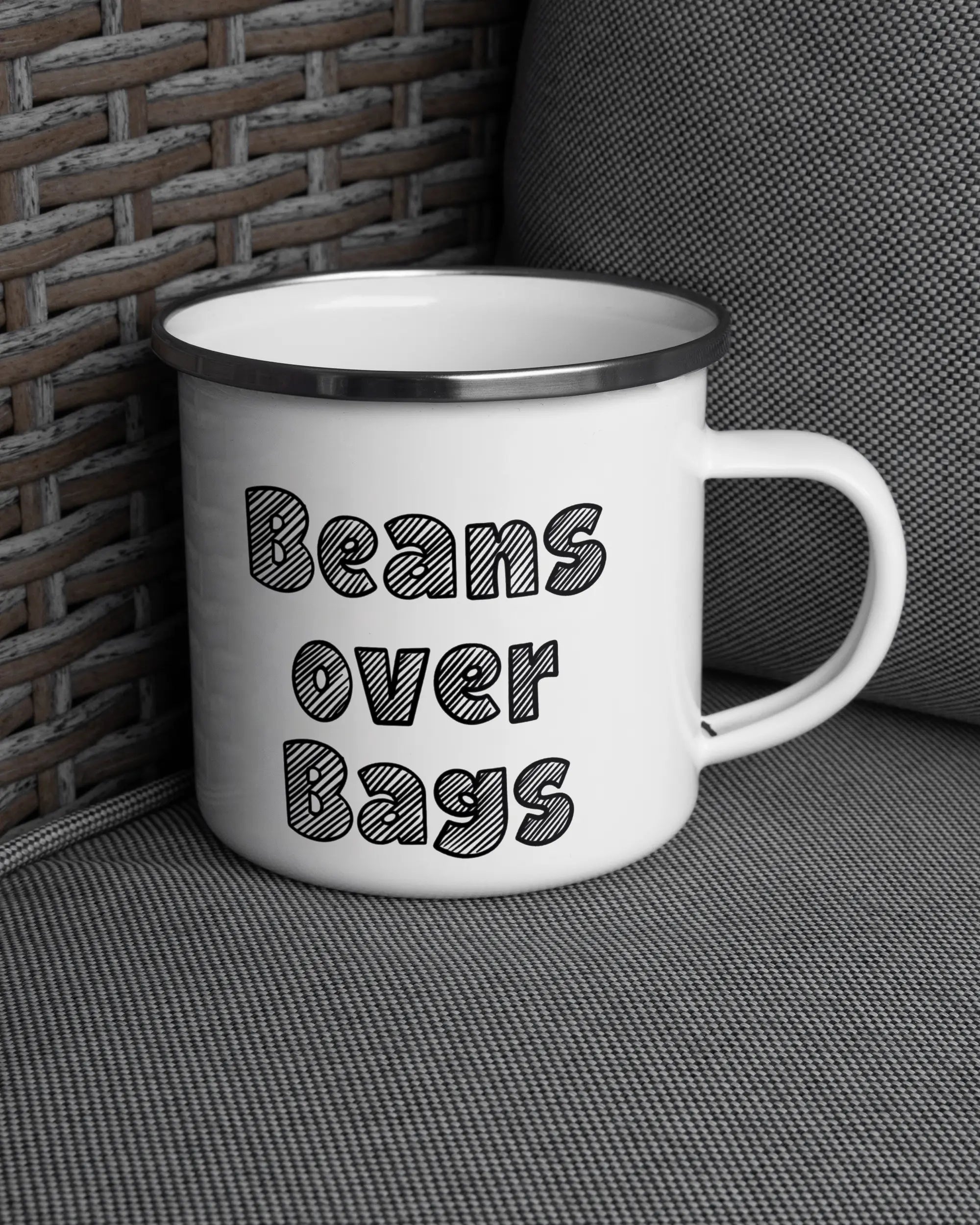 Ansicht der rechten Seite der beidseitig bedruckten Emailletasse von Maondo auf einem Balkonmöbel bzw. Campingstuhl mit dem Design White-Silver in der Farbe 