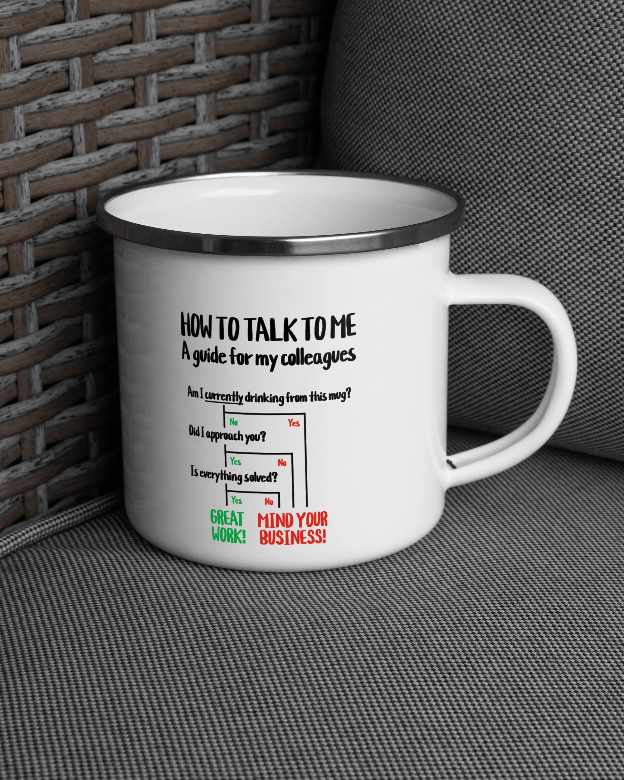 Ansicht der rechten Seite der beidseitig bedruckten Emailletasse von Maondo auf einem Balkonmöbel bzw. Campingstuhl mit dem Design White-Silver in der Farbe 