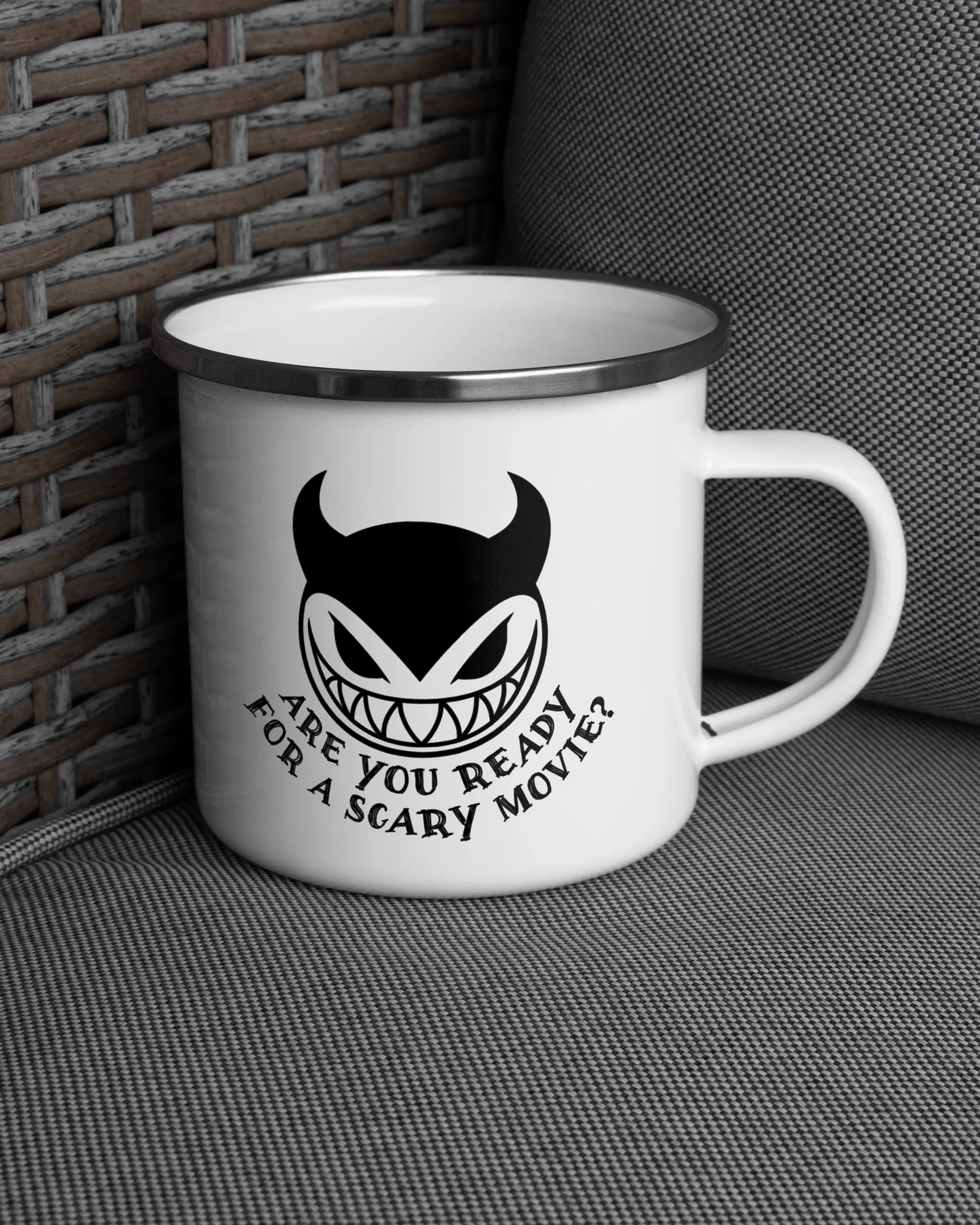 Ansicht der rechten Seite der beidseitig bedruckten Emailletasse von Maondo auf einem Balkonmöbel bzw. Campingstuhl mit dem Design White-Silver in der Farbe 