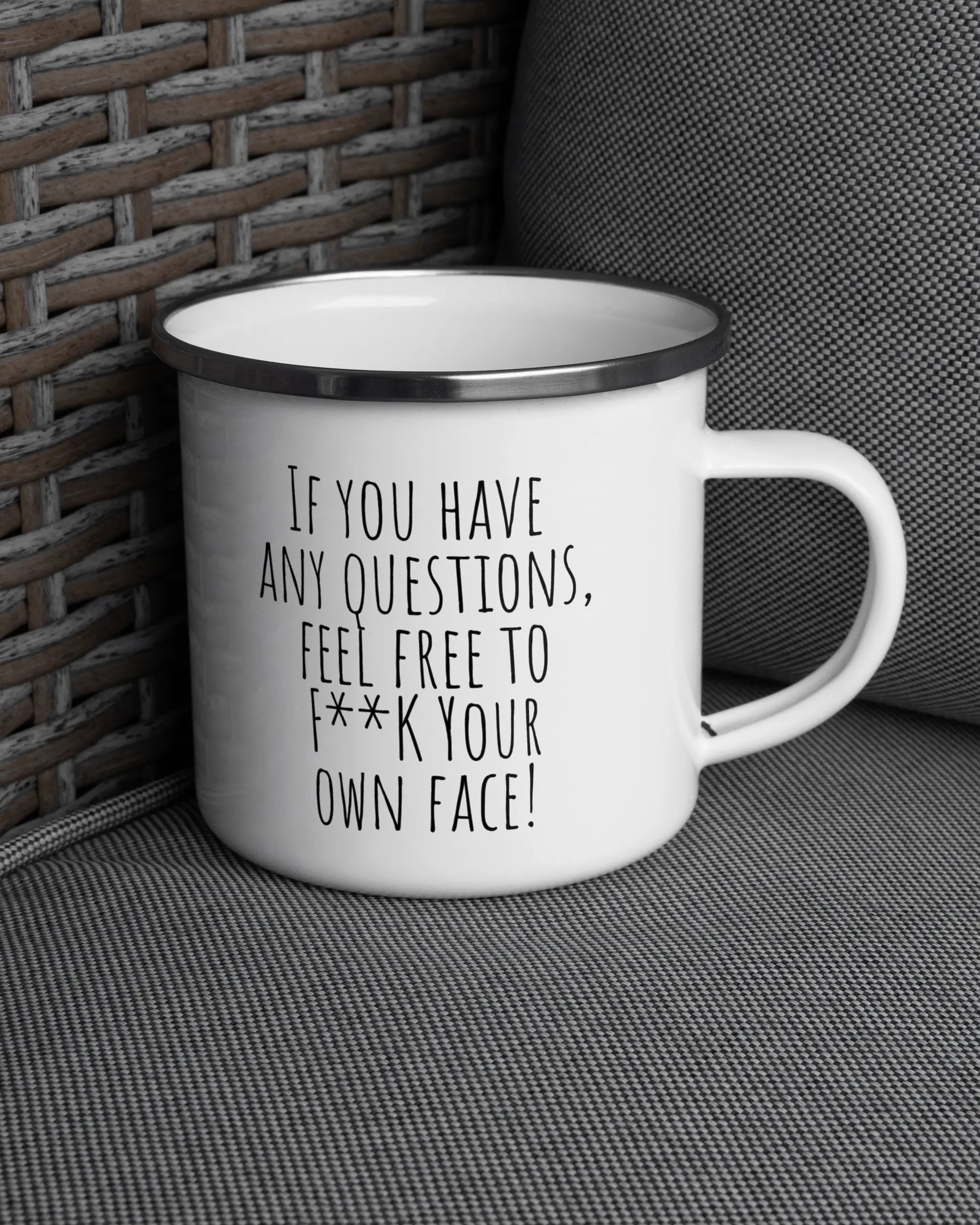 Ansicht der rechten Seite der beidseitig bedruckten Emailletasse von Maondo auf einem Balkonmöbel bzw. Campingstuhl mit dem Design White-Silver in der Farbe 