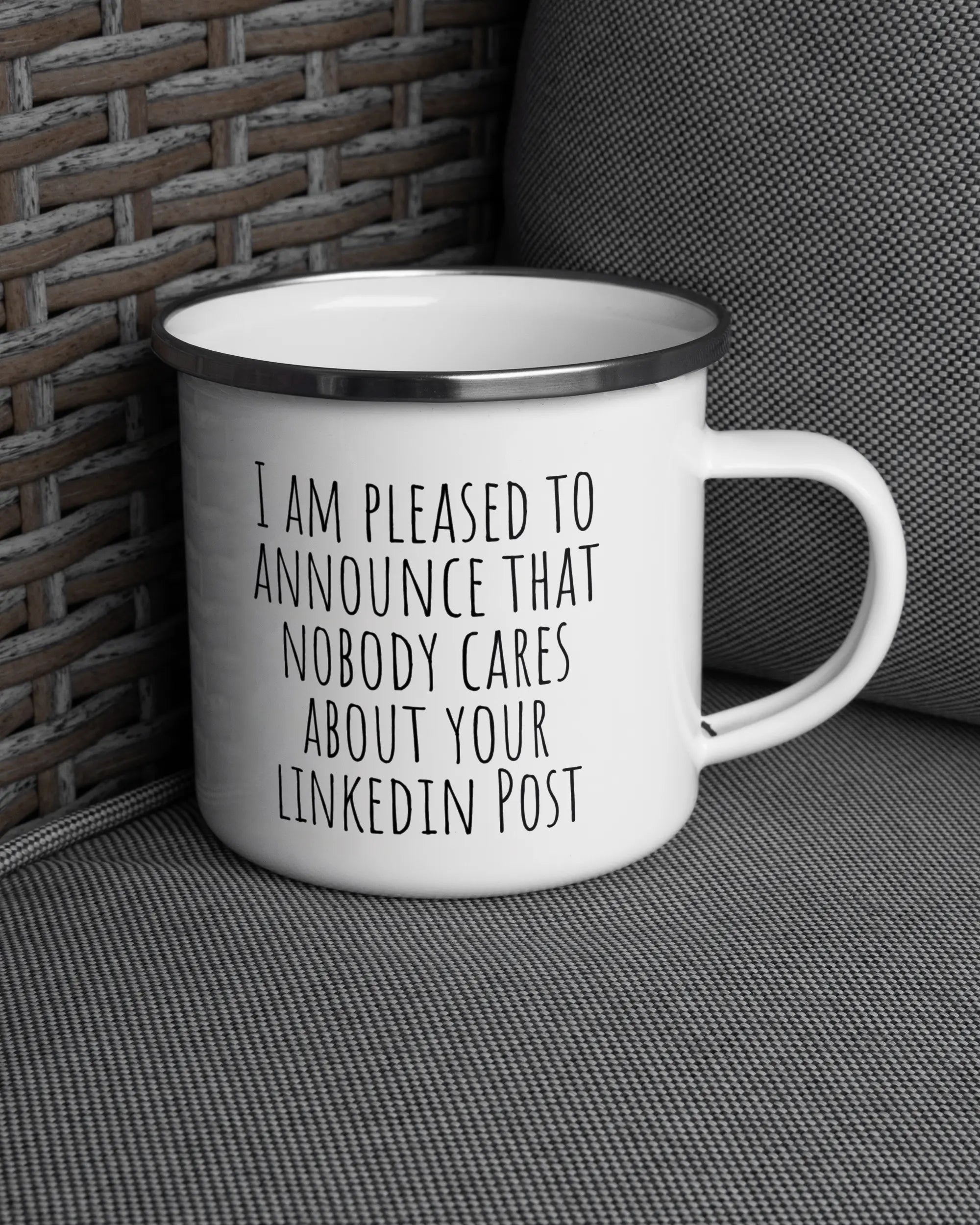 Ansicht der rechten Seite der beidseitig bedruckten Emailletasse von Maondo auf einem Balkonmöbel bzw. Campingstuhl mit dem Design White-Silver in der Farbe 