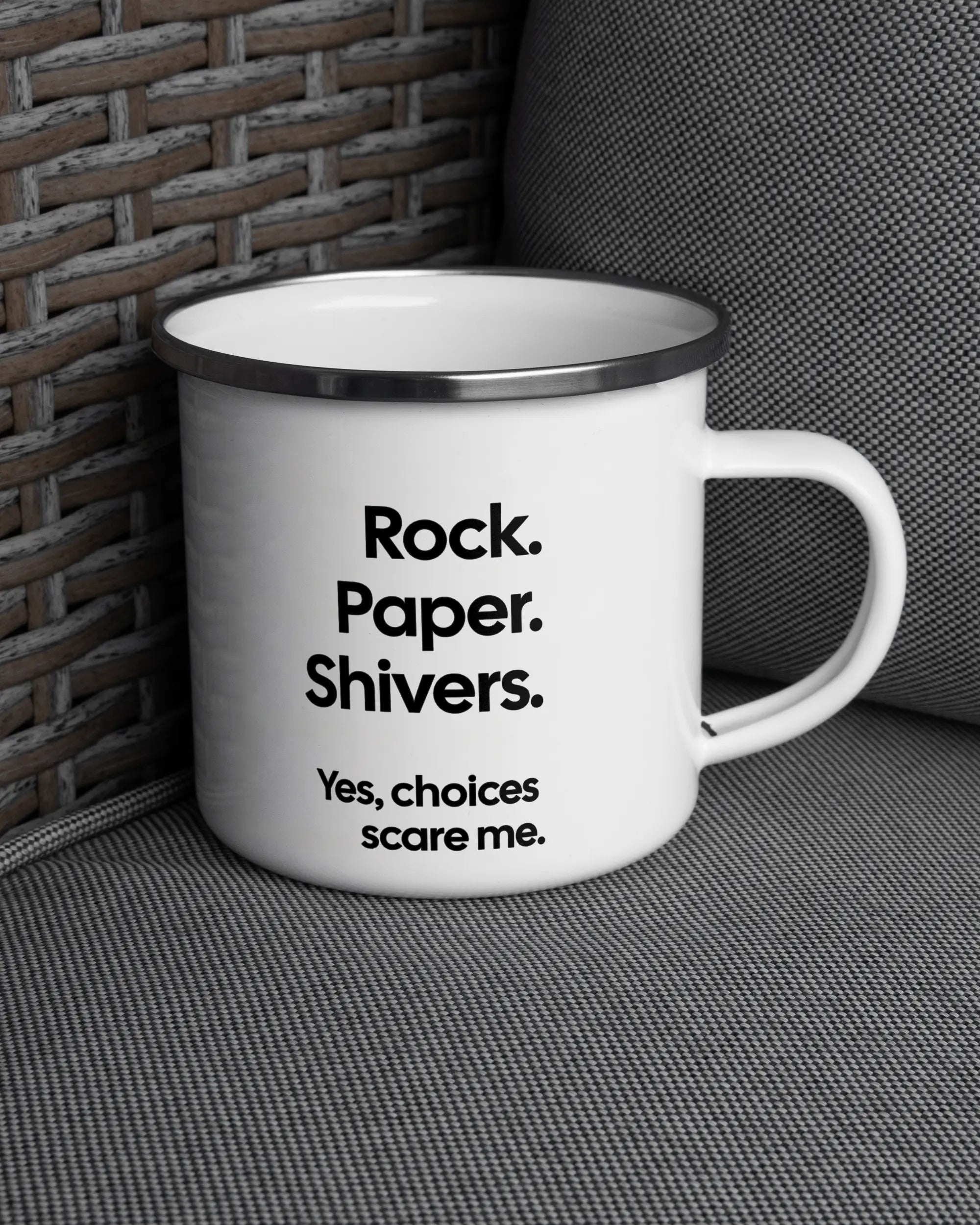 Ansicht der rechten Seite der beidseitig bedruckten Emailletasse von Maondo auf einem Balkonmöbel bzw. Campingstuhl mit dem Design White-Silver in der Farbe 