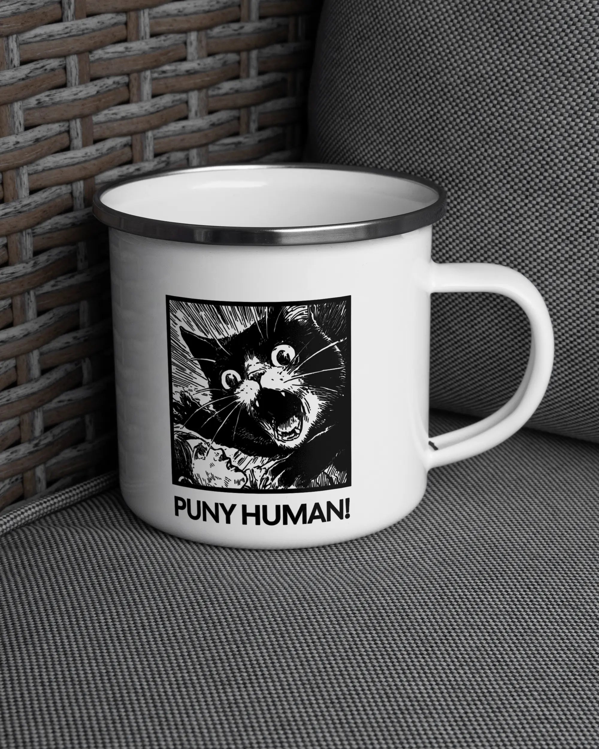 Ansicht der rechten Seite der beidseitig bedruckten Emailletasse von Maondo auf einem Balkonmöbel bzw. Campingstuhl mit dem Design White-Silver in der Farbe 