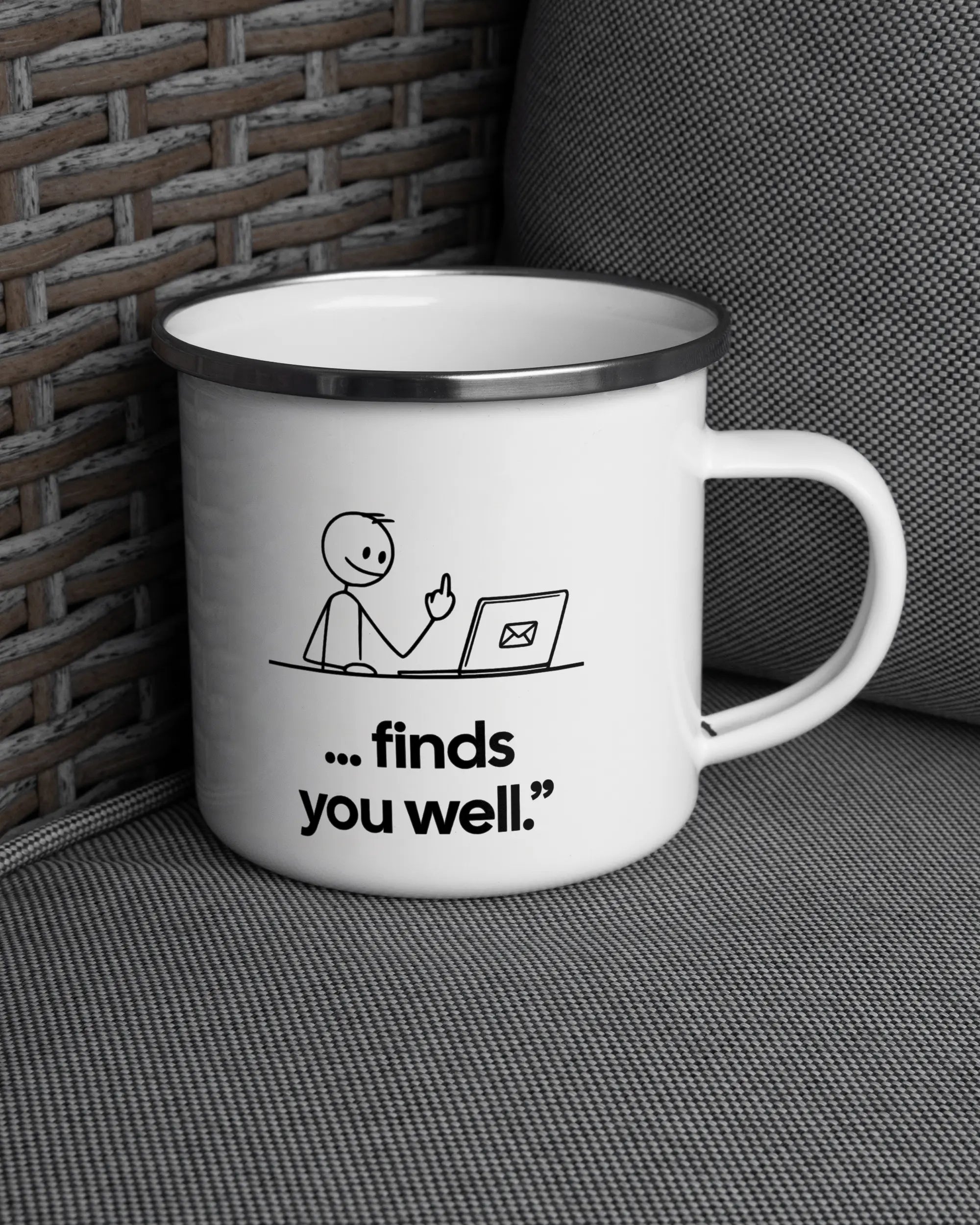 Ansicht der rechten Seite der beidseitig bedruckten Emailletasse von Maondo auf einem Balkonmöbel bzw. Campingstuhl mit dem Design White-Silver in der Farbe 