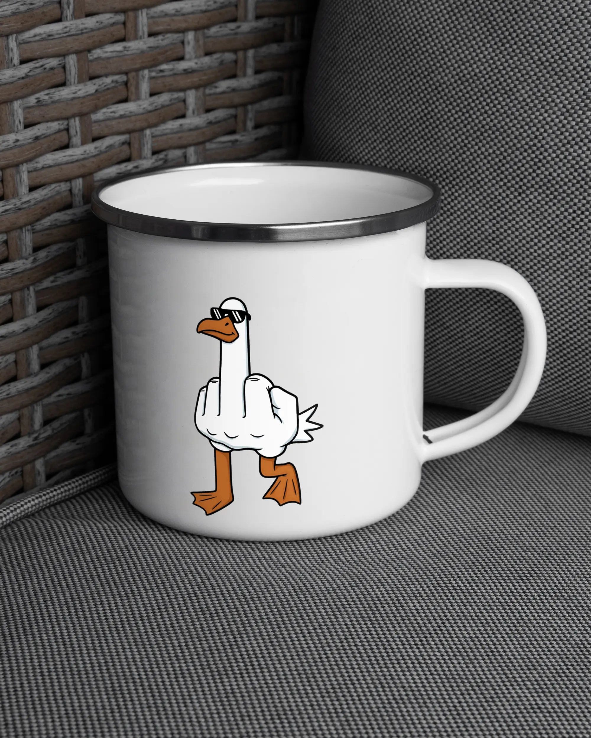 Ansicht der rechten Seite der beidseitig bedruckten Emailletasse von Maondo auf einem Balkonmöbel bzw. Campingstuhl mit dem Design White-Silver in der Farbe 