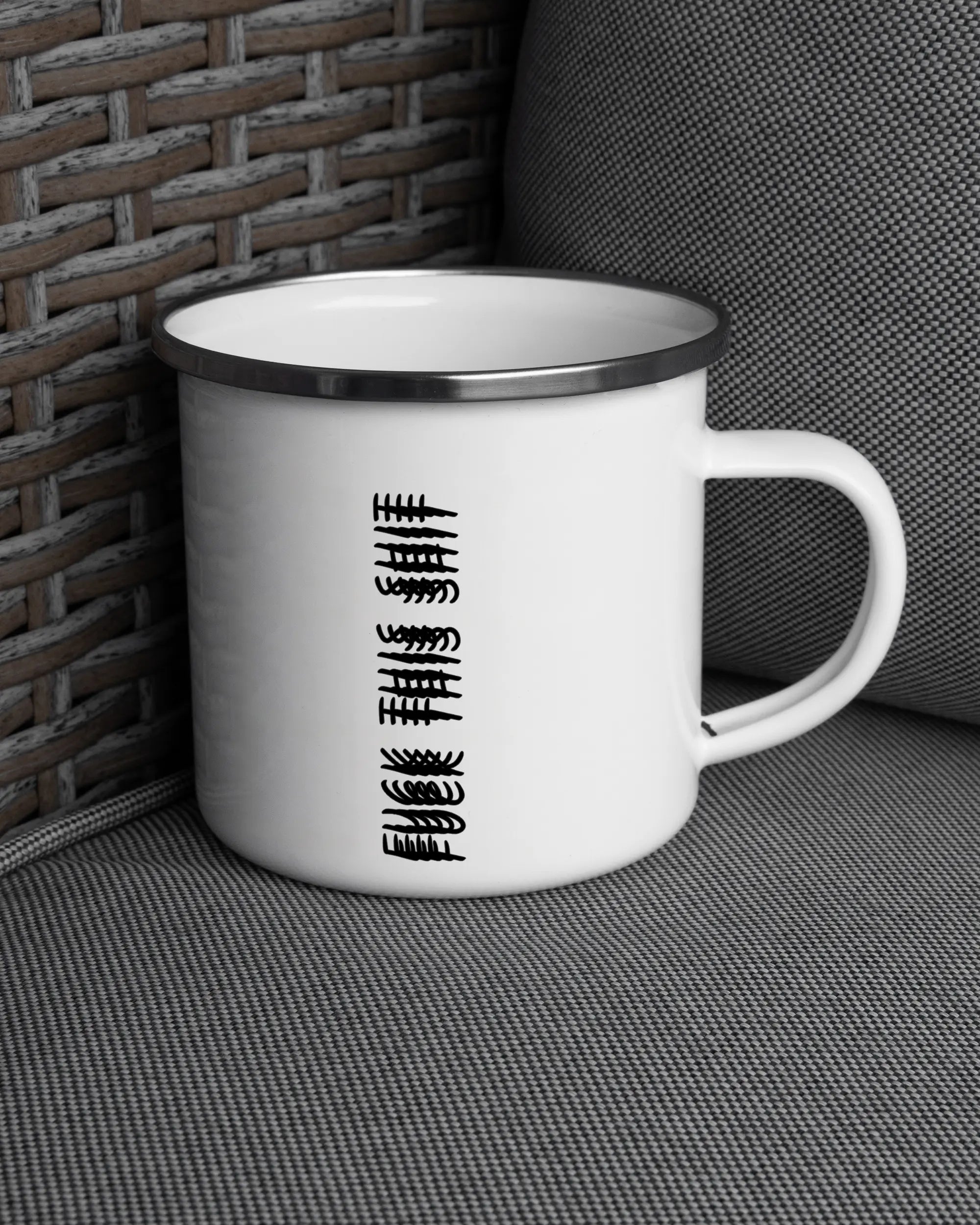 Ansicht der rechten Seite der beidseitig bedruckten Emailletasse von Maondo auf einem Balkonmöbel bzw. Campingstuhl mit dem Design White-Silver in der Farbe 