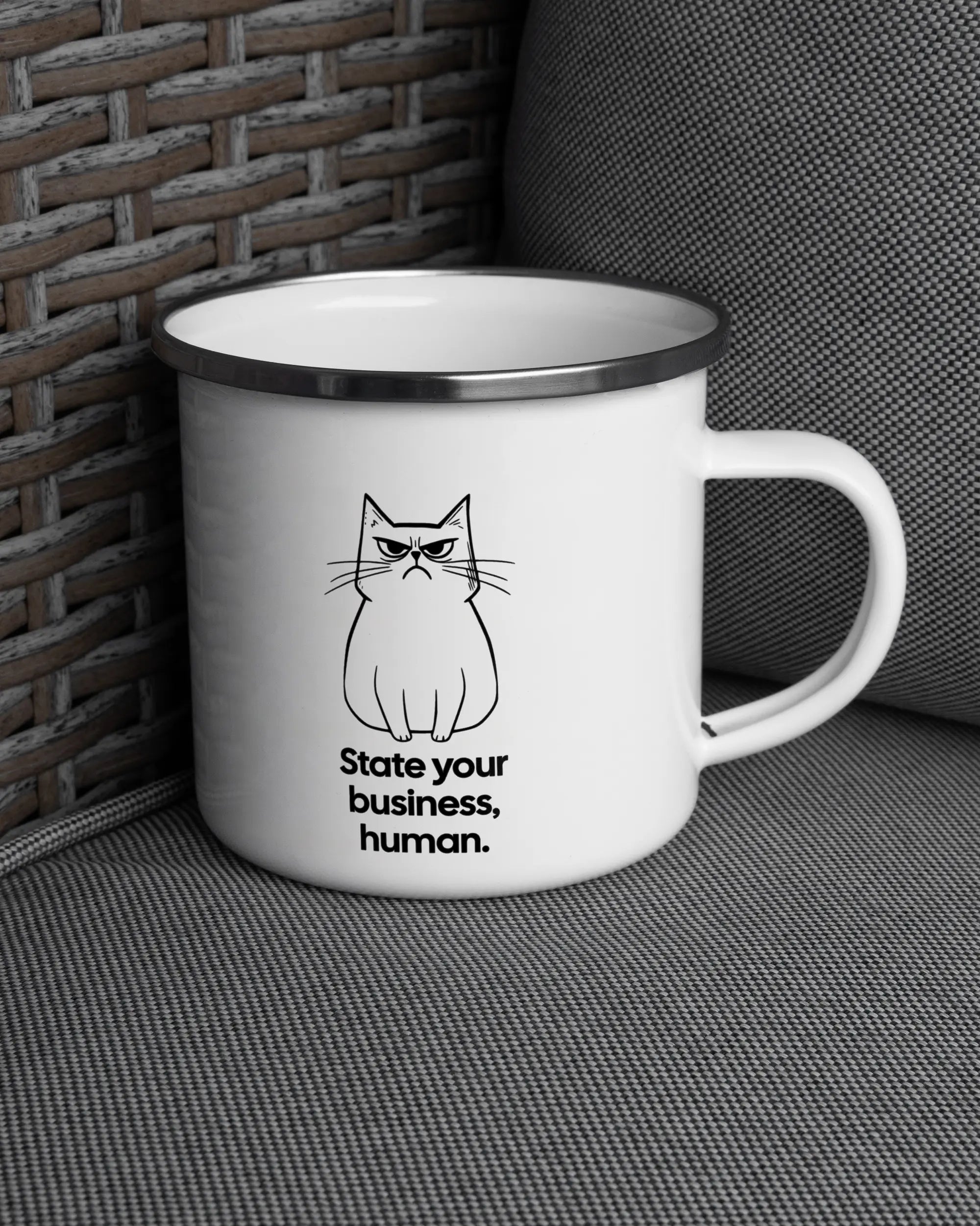 Ansicht der rechten Seite der beidseitig bedruckten Emailletasse von Maondo auf einem Balkonmöbel bzw. Campingstuhl mit dem Design White-Silver in der Farbe 