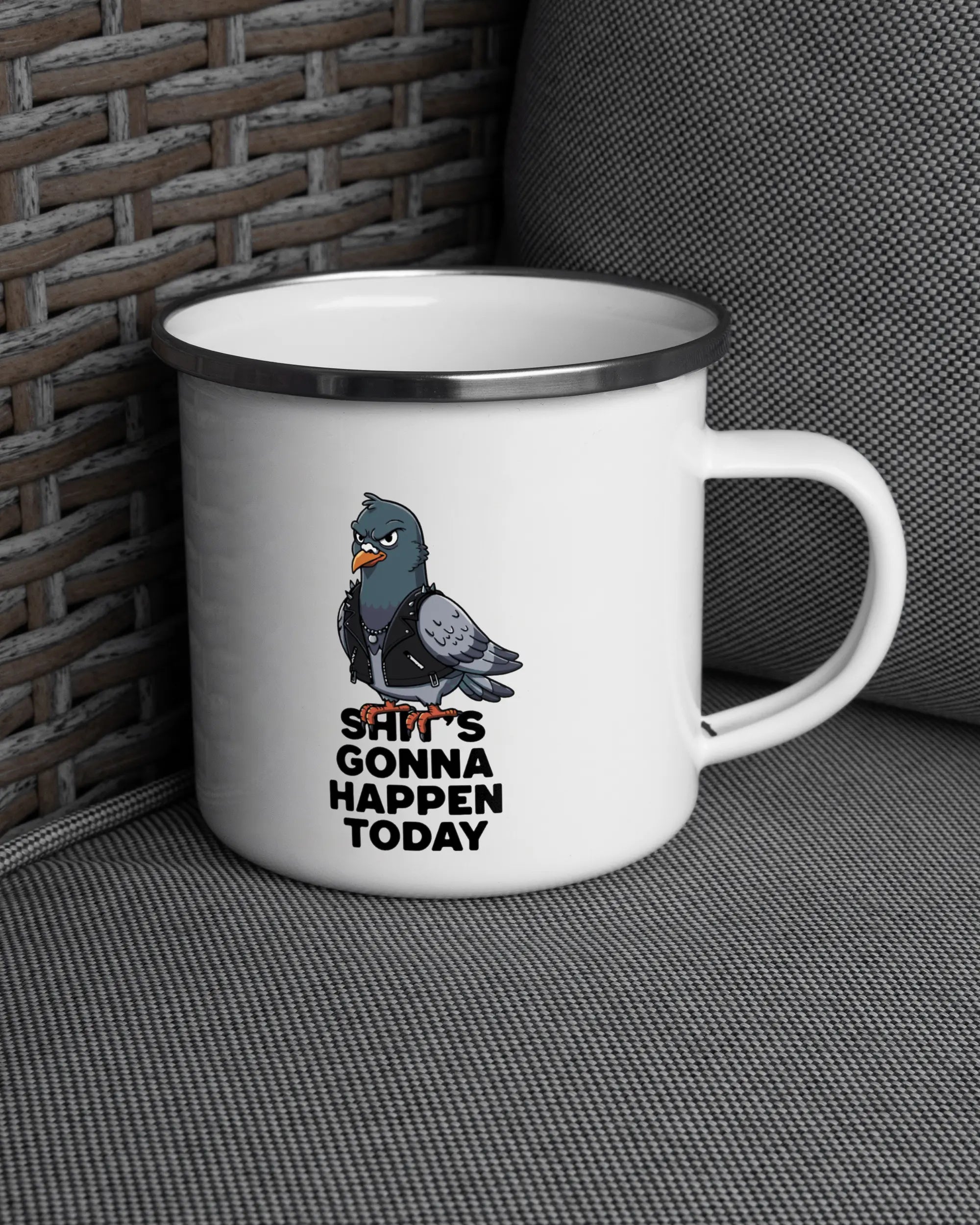 Ansicht der rechten Seite der beidseitig bedruckten Emailletasse von Maondo auf einem Balkonmöbel bzw. Campingstuhl mit dem Design White-Silver in der Farbe 